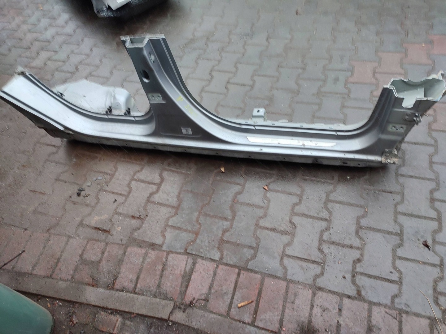Peugeot 2008 and 2018 right side threshold