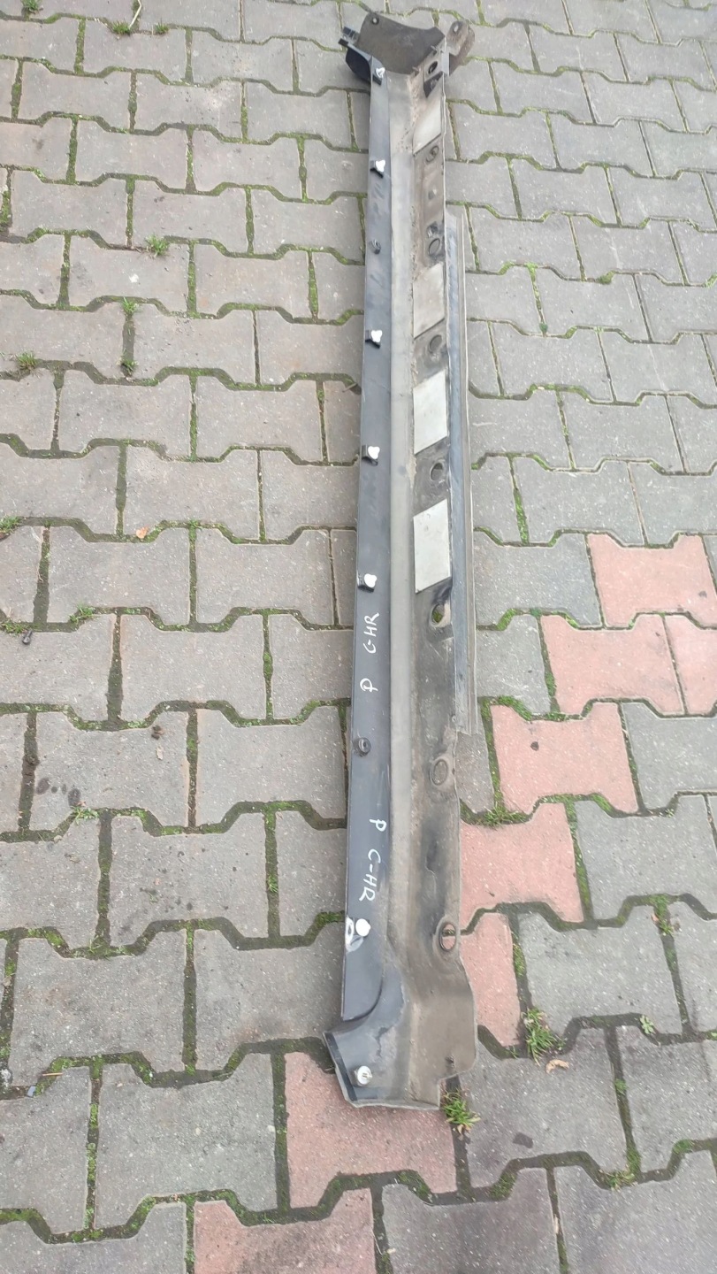 Toyota C-HR and 2019 right side moulding threshold