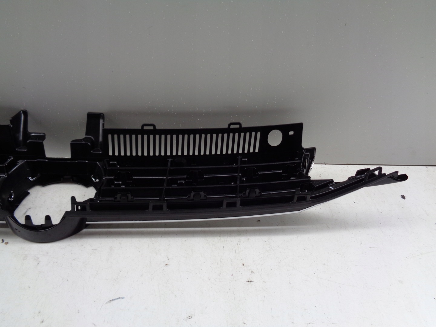 NO-WA-- Grille VW TOURAN 5TA 16