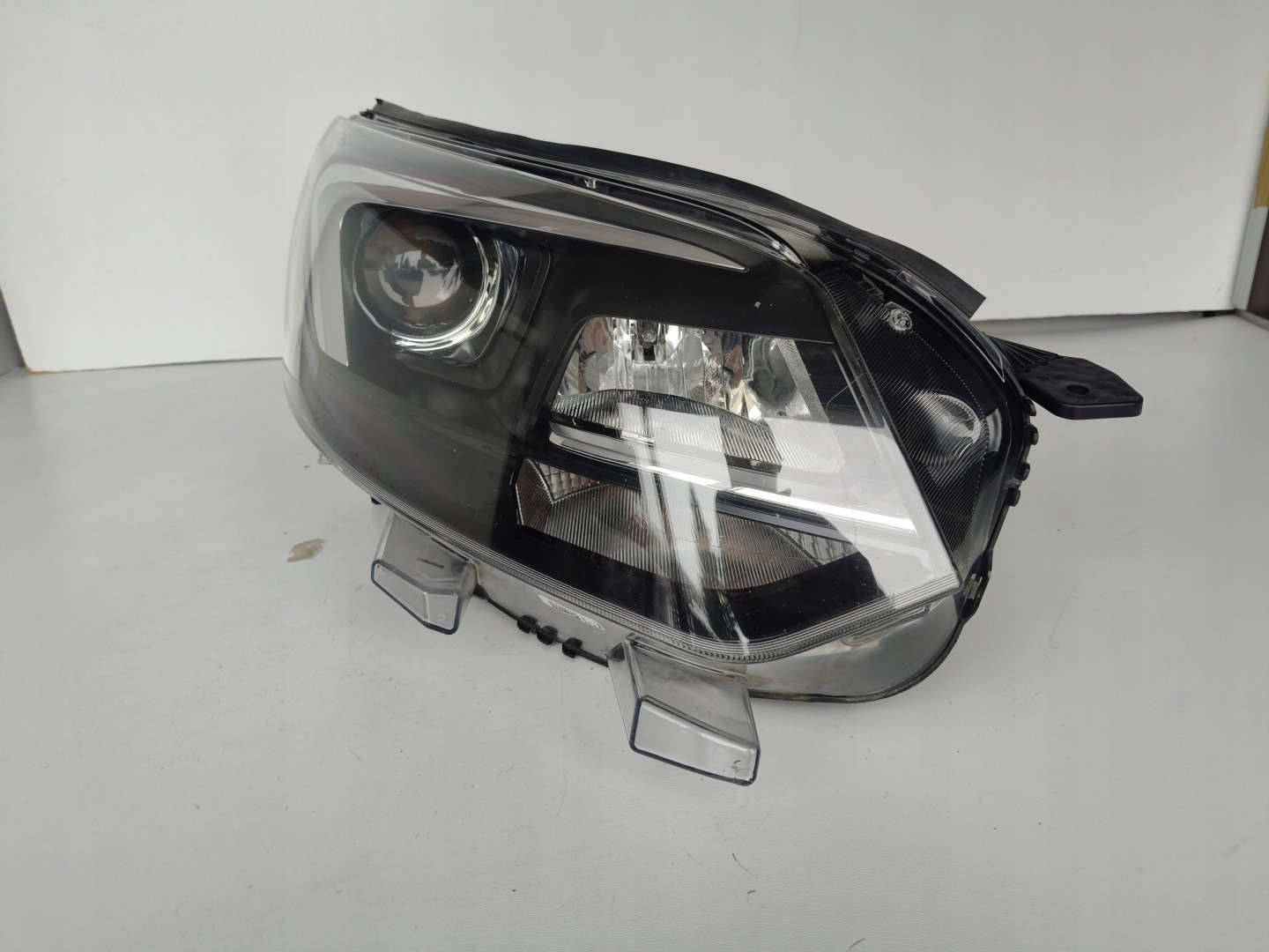 light right REFLEKTOR OPEL VIVARO C 19- ZAFIRA D XENON