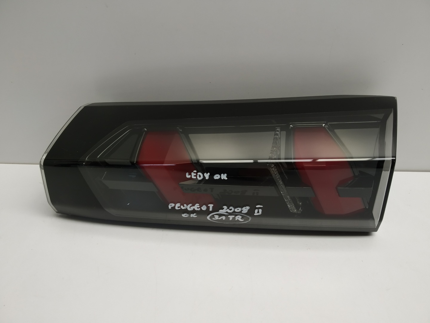 19+ Peugeot 2008 II light left right to the bonnet rear part