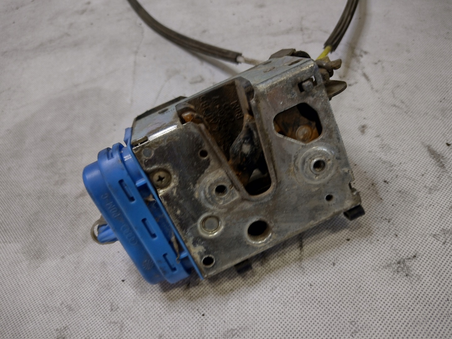 lock door left rear part Audi A4 B5 4A0839015H