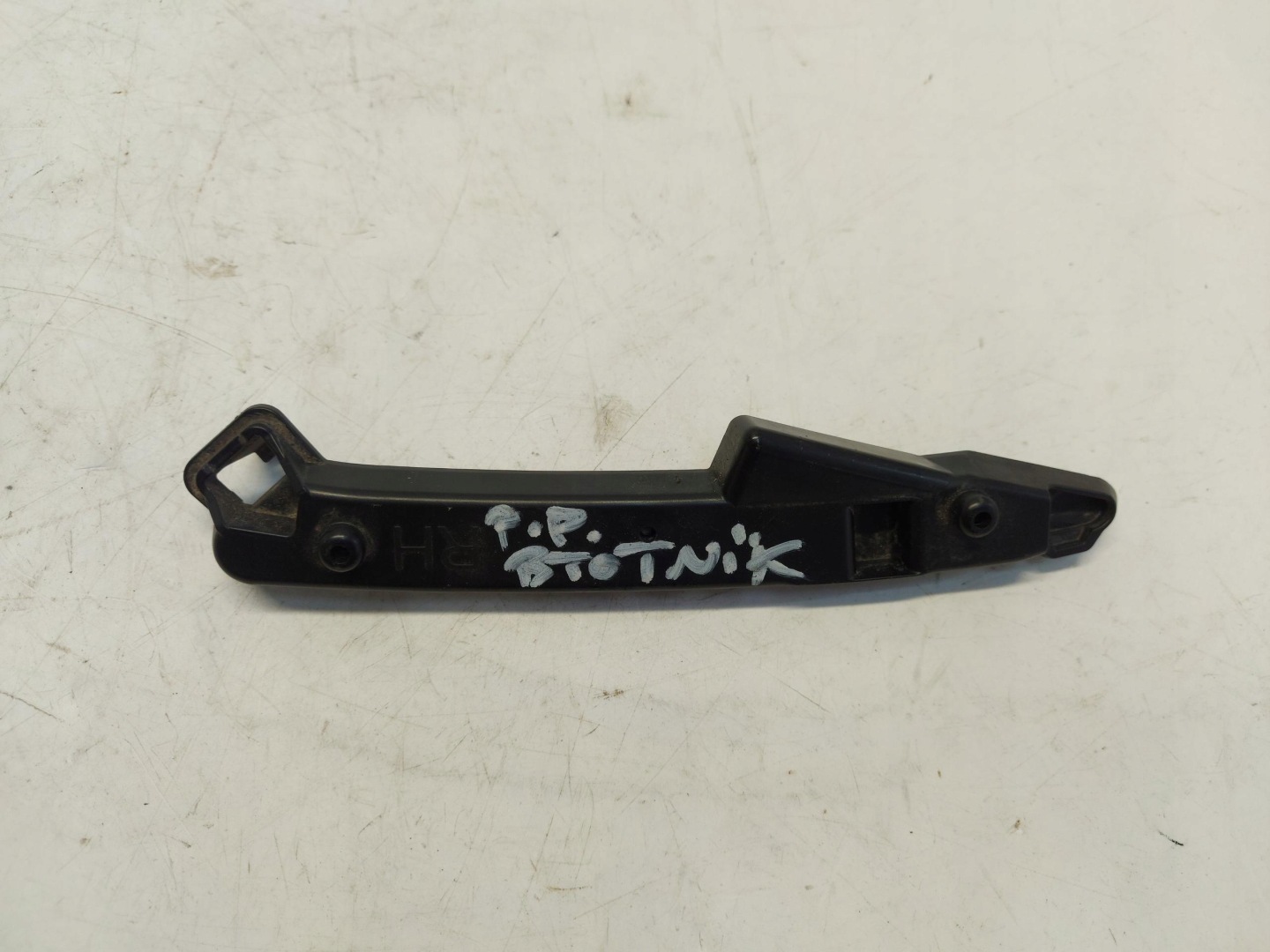 BMW 5 G60 support holder of a bumper front right 9879294