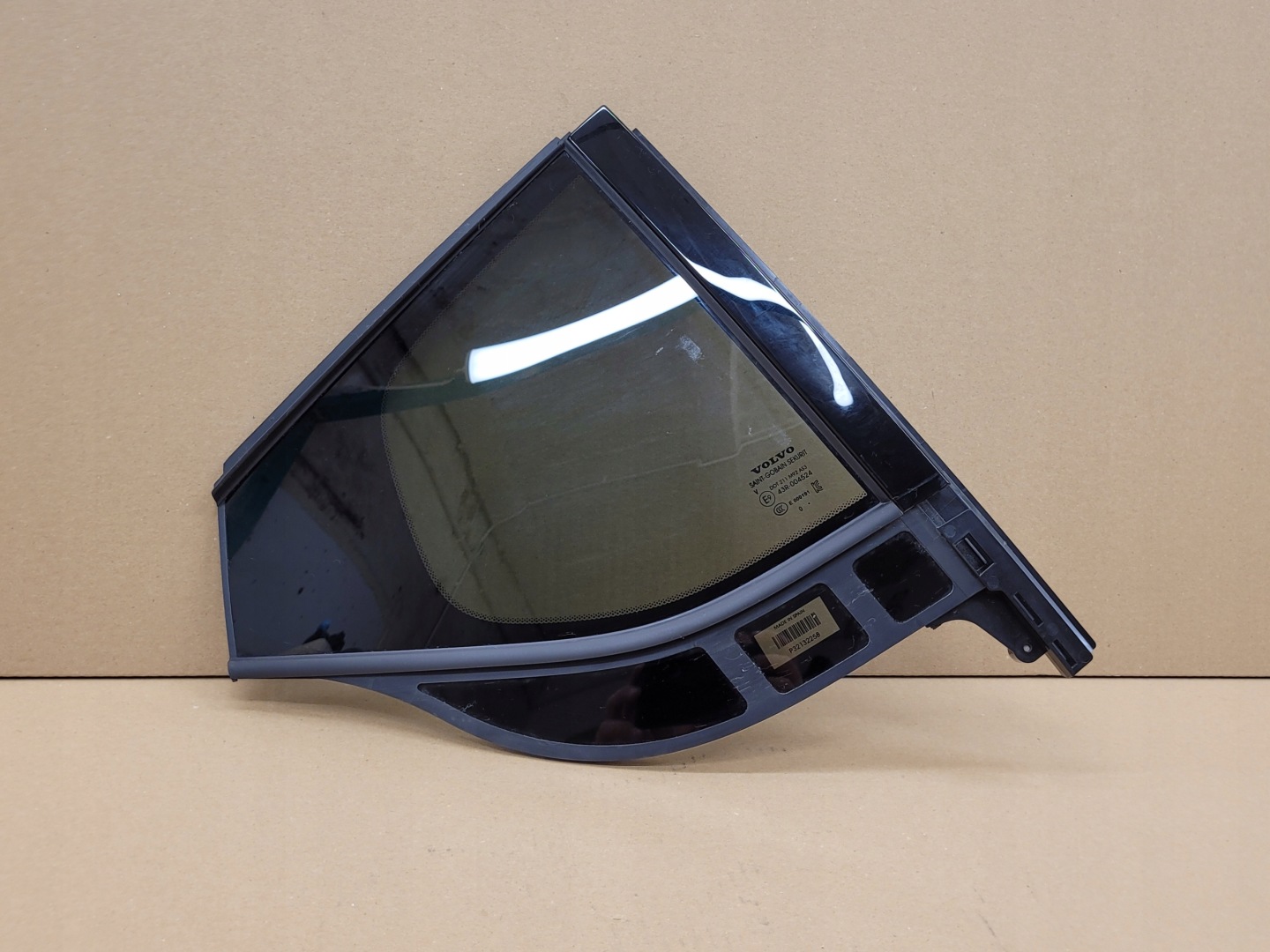 window TROJKAT right rear part VOLVO C40 2021