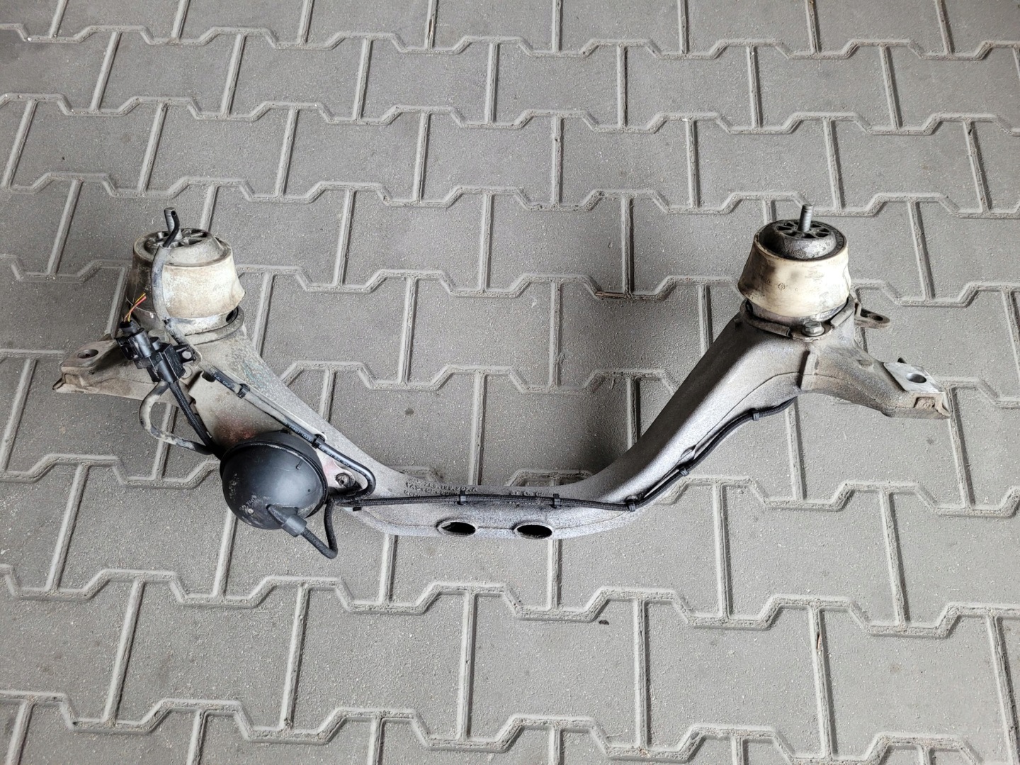 sider front bearing engine mount 7L8199207A VWTOUAREG II 2 7P 3.0 TDI
