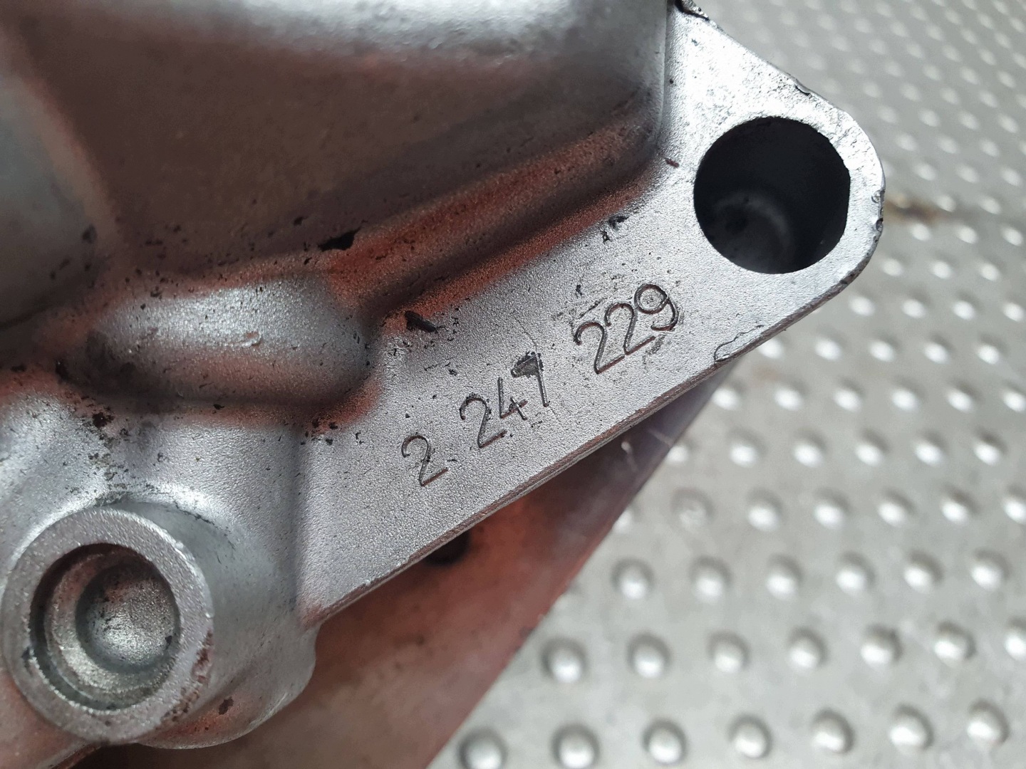 držač poklopač filtera ulja 2247229 BMW E46 2.0D