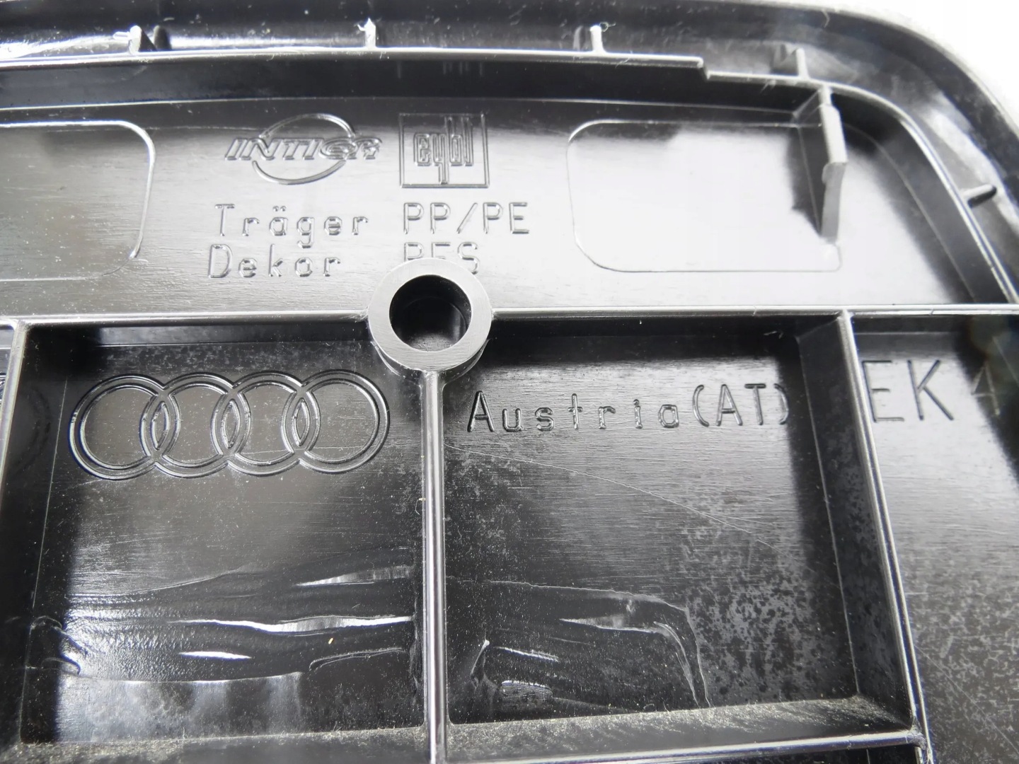 spoiler side upholstery boot right AUDI Q7 4L
