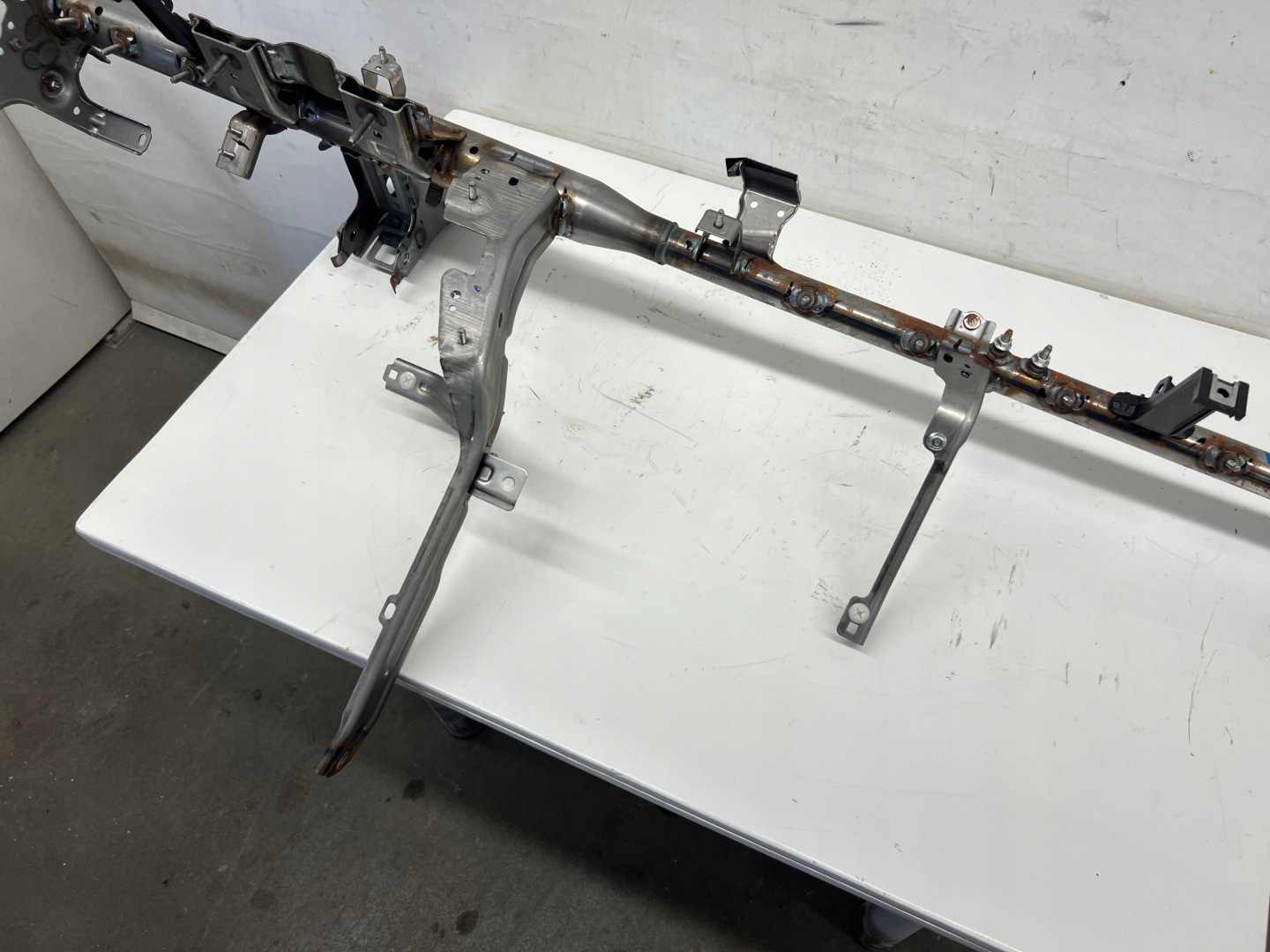 Hyundai Bayon sider support below deske 84410-Q0350