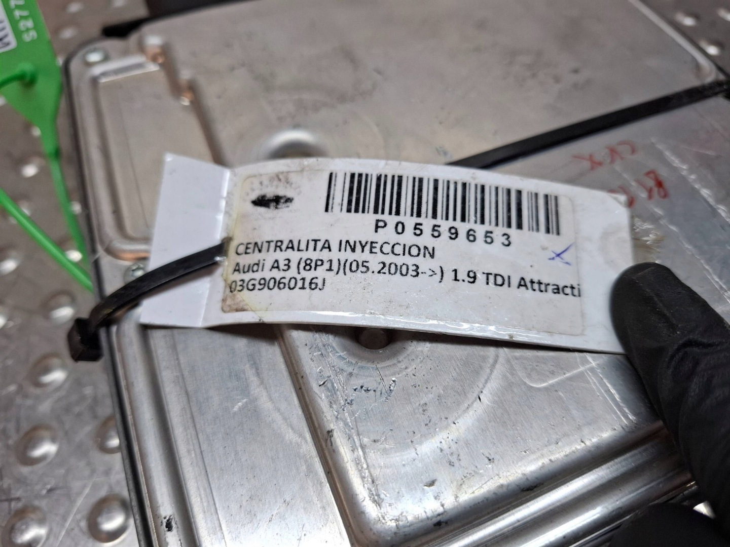computer control unit of the engine 03G906016J 0281011383 AUDI A3 8P 1.9 TDI