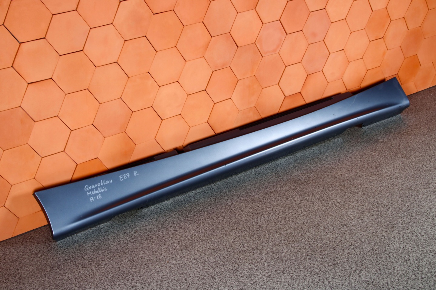 BMW E87 lišta prahová pravá QUARZBLAU METALLIC 7147402
