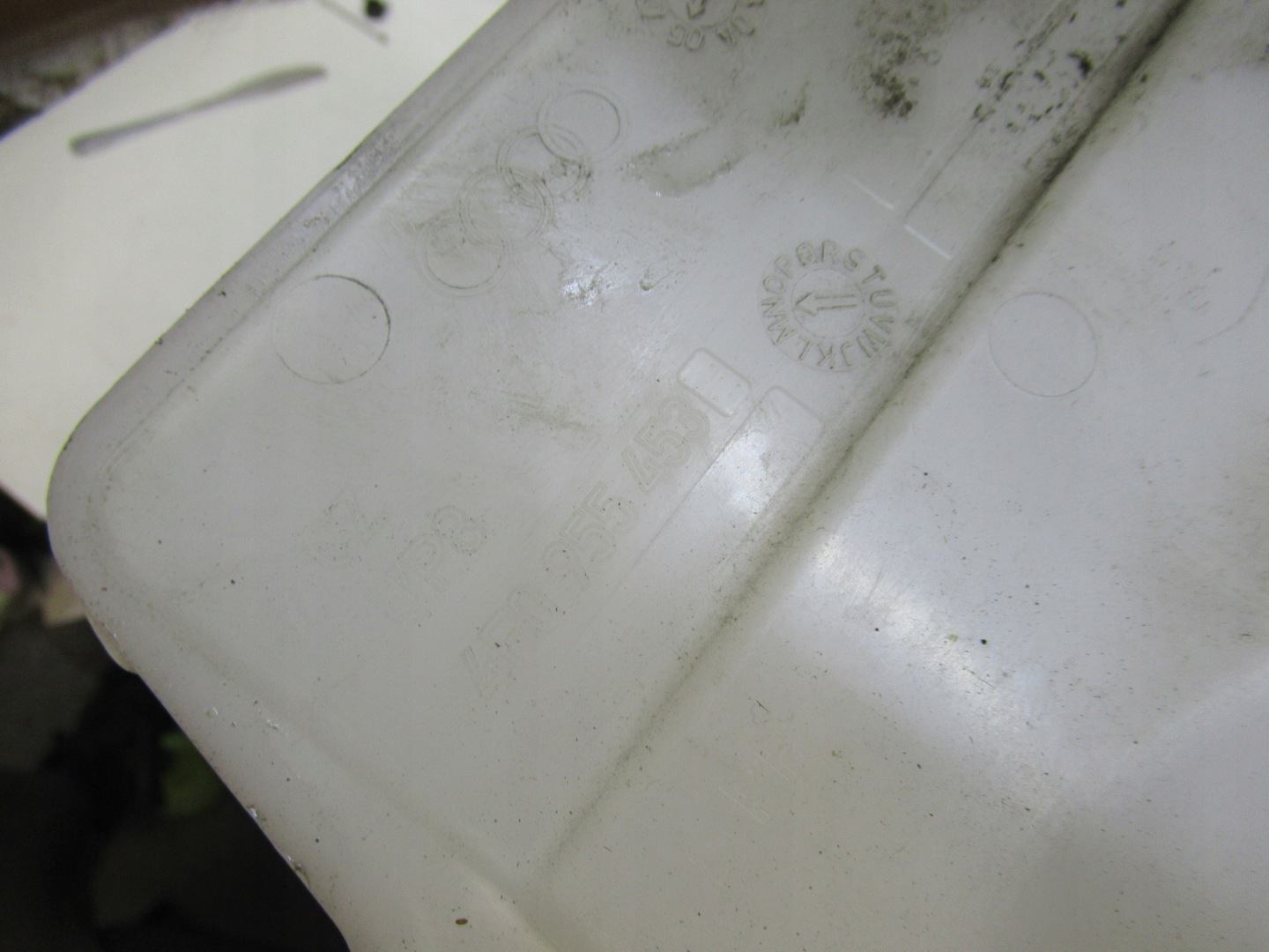 AUDI A6 C6 2.7 TDI washer fluid tank