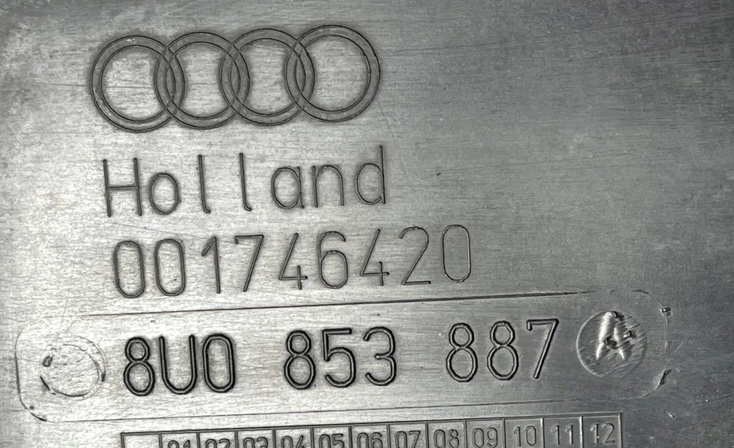 B158 AUDI Q5 a 8U podblatník levé předek 8U0853887A