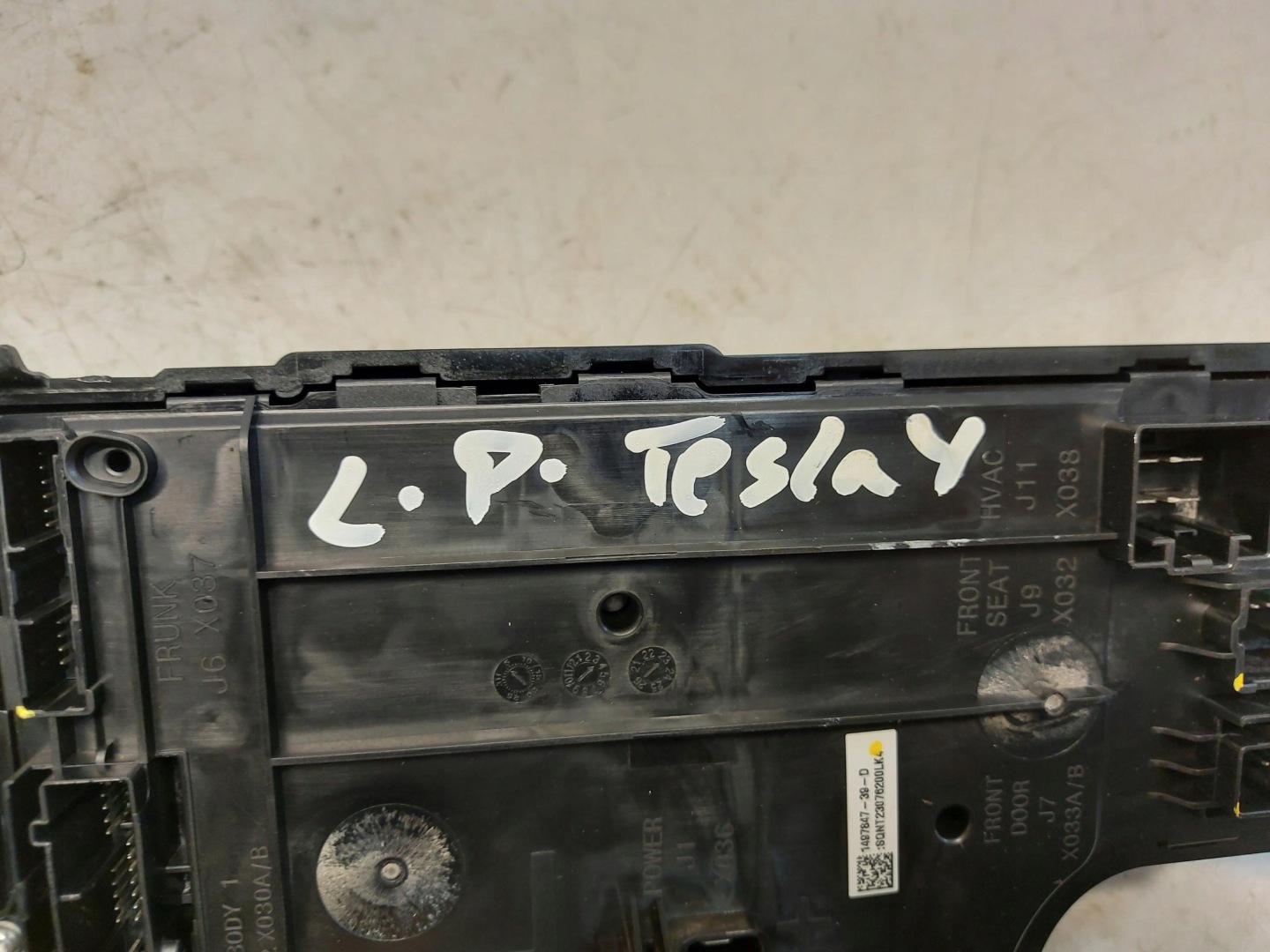 TESLA MODEL Y 2023r comfort control unit left 1497847-39-D