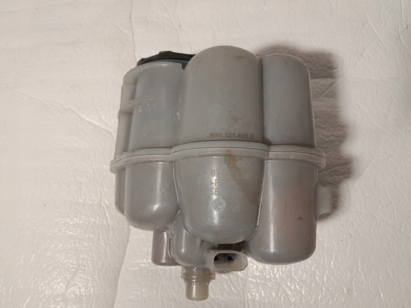 AUDI A4 B9 Réservoir eau 8W1121405E