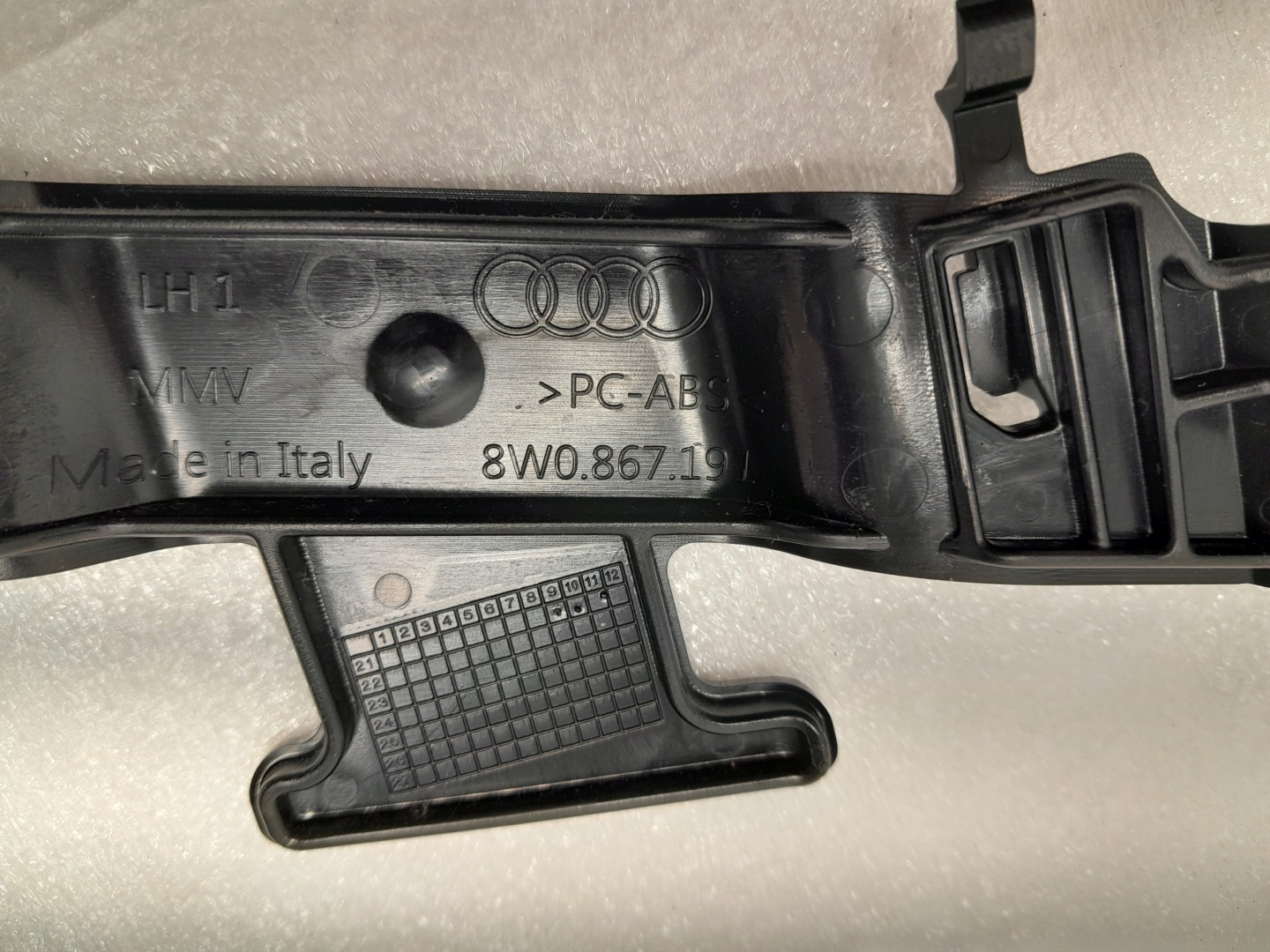 AUDI A4 B9 LIFT bracket covers SLUPKA left front 8W0867191