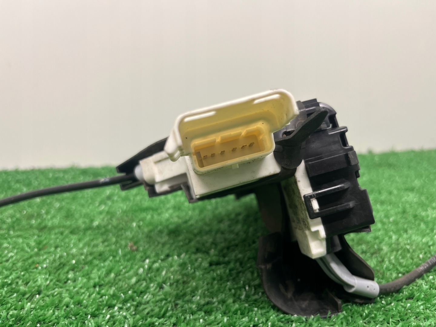 lock door right front CITROEN C4 6 PIN 9686719780