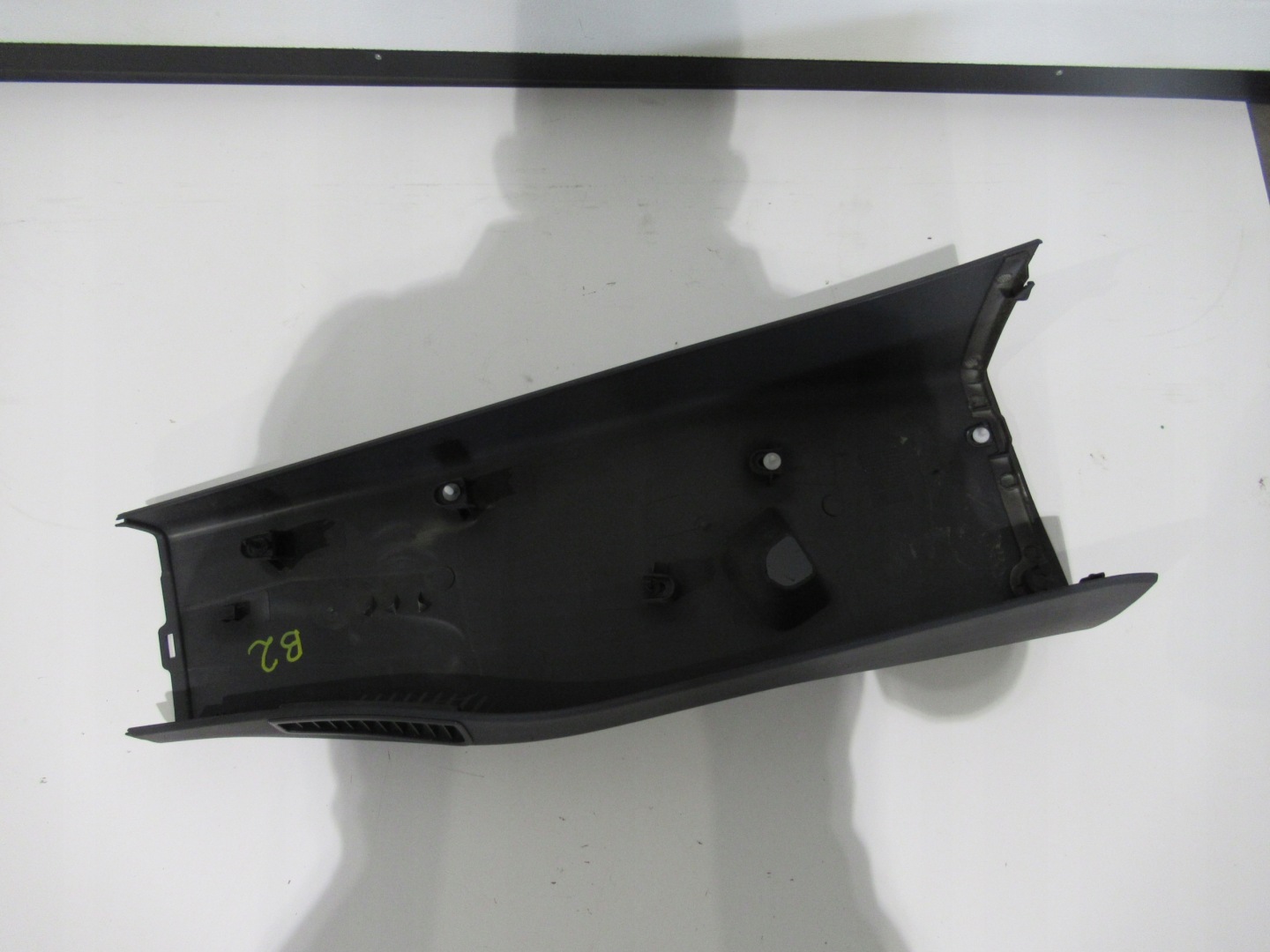 side SLUPKA B left lower VW T5 7H1867291K