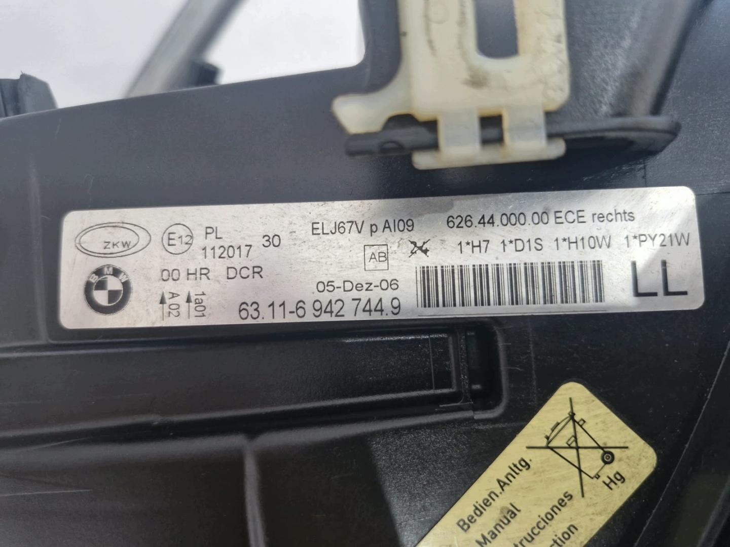 light right BMW E90 E91 pre facelift Bi-Xenon positioning