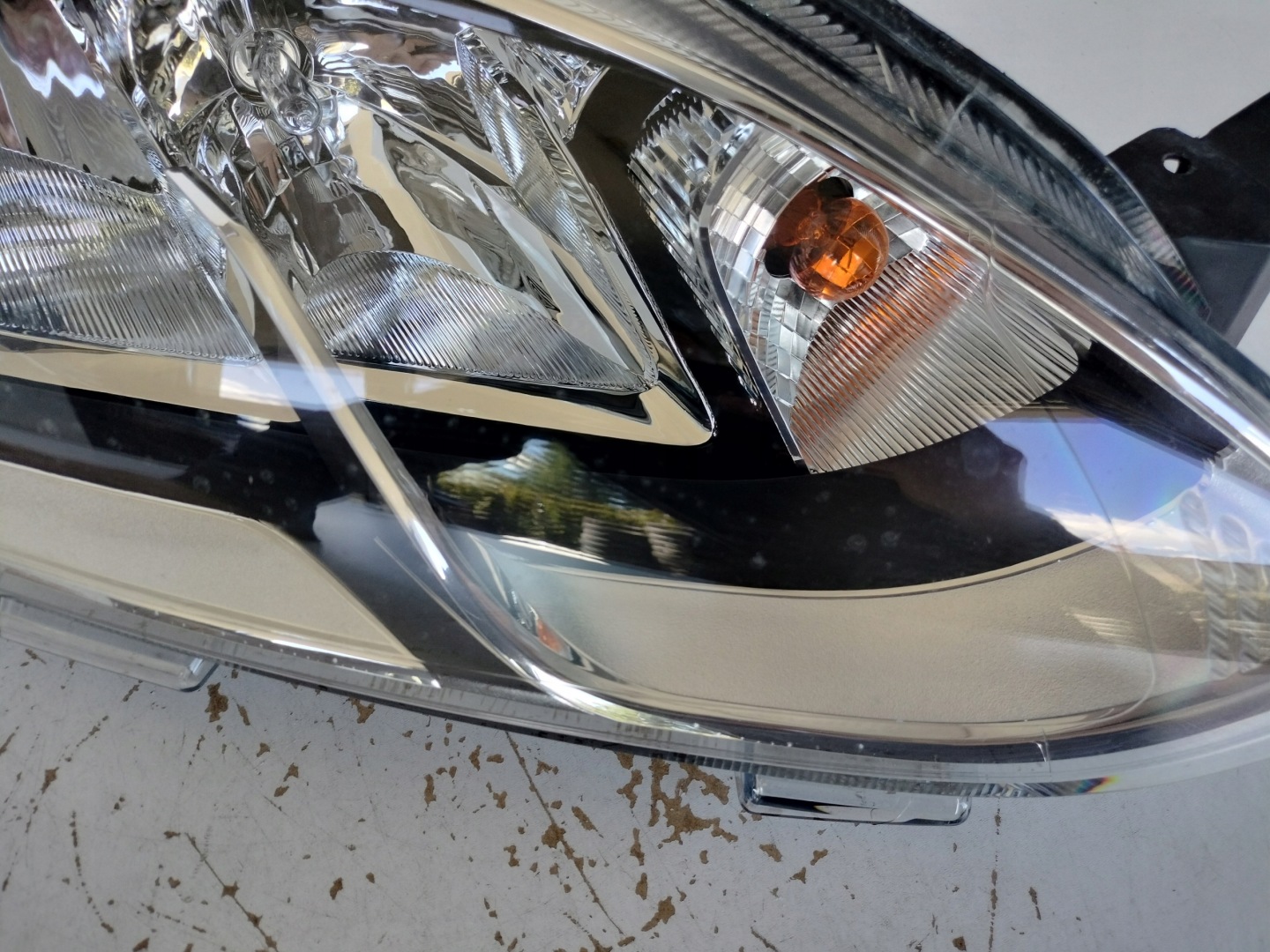 light right REFLEKTOR FORD FIESTA MK8 17