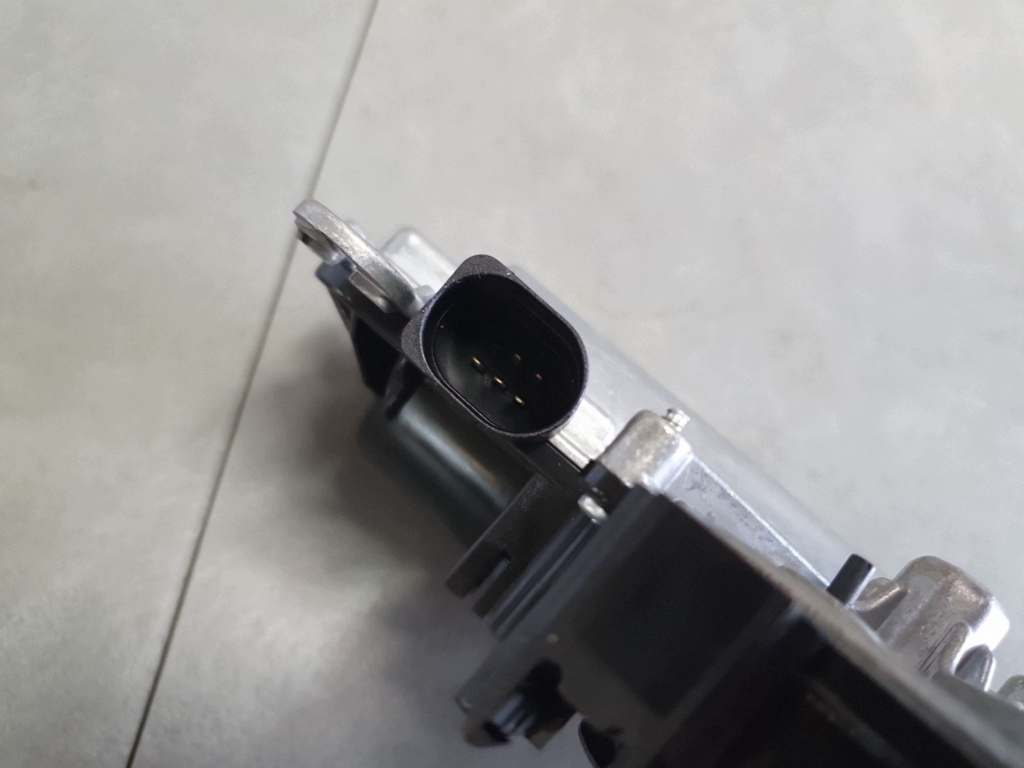 Audi Q7 4M lock dociag bonnet boot 4M0827506D 4M0827887B