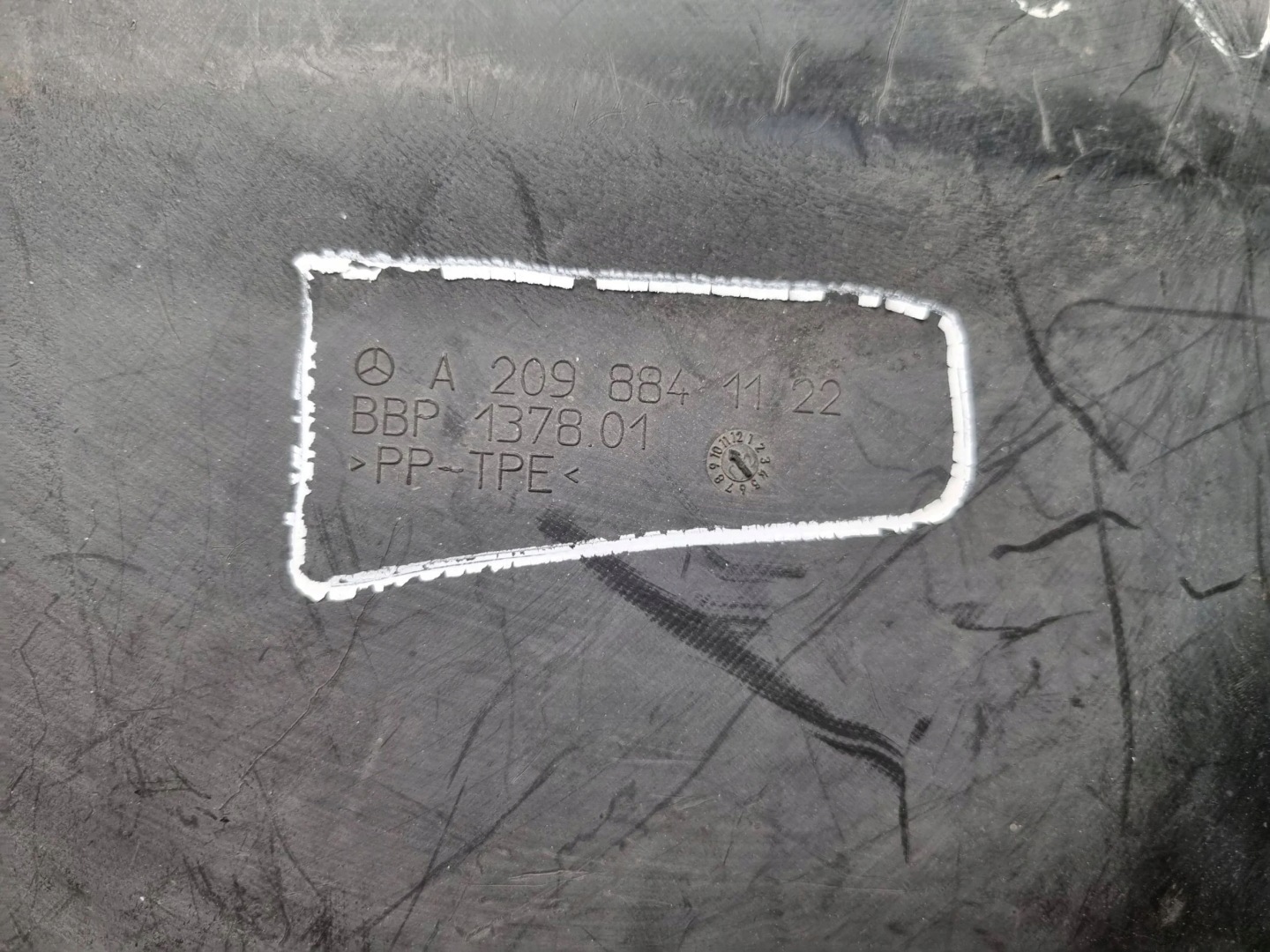 mudguard left front part rear A2098841122 MERCEDES W209