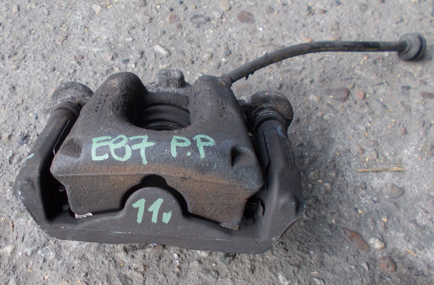 BMW E87 2.0 D 11R caliper right front