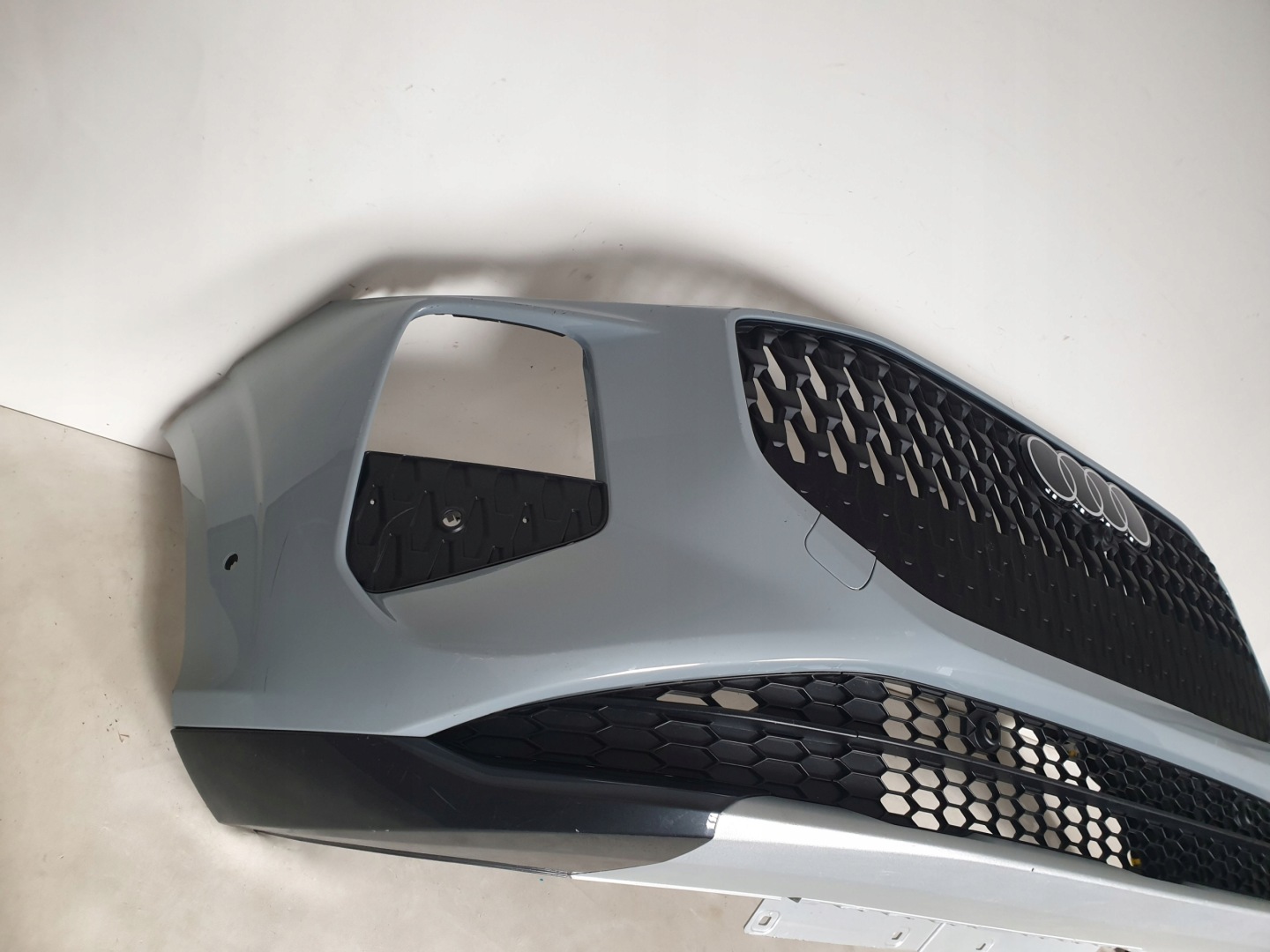 AUDI Q3 III 83H 25-> bumper front front 6 x PDC 83H807437