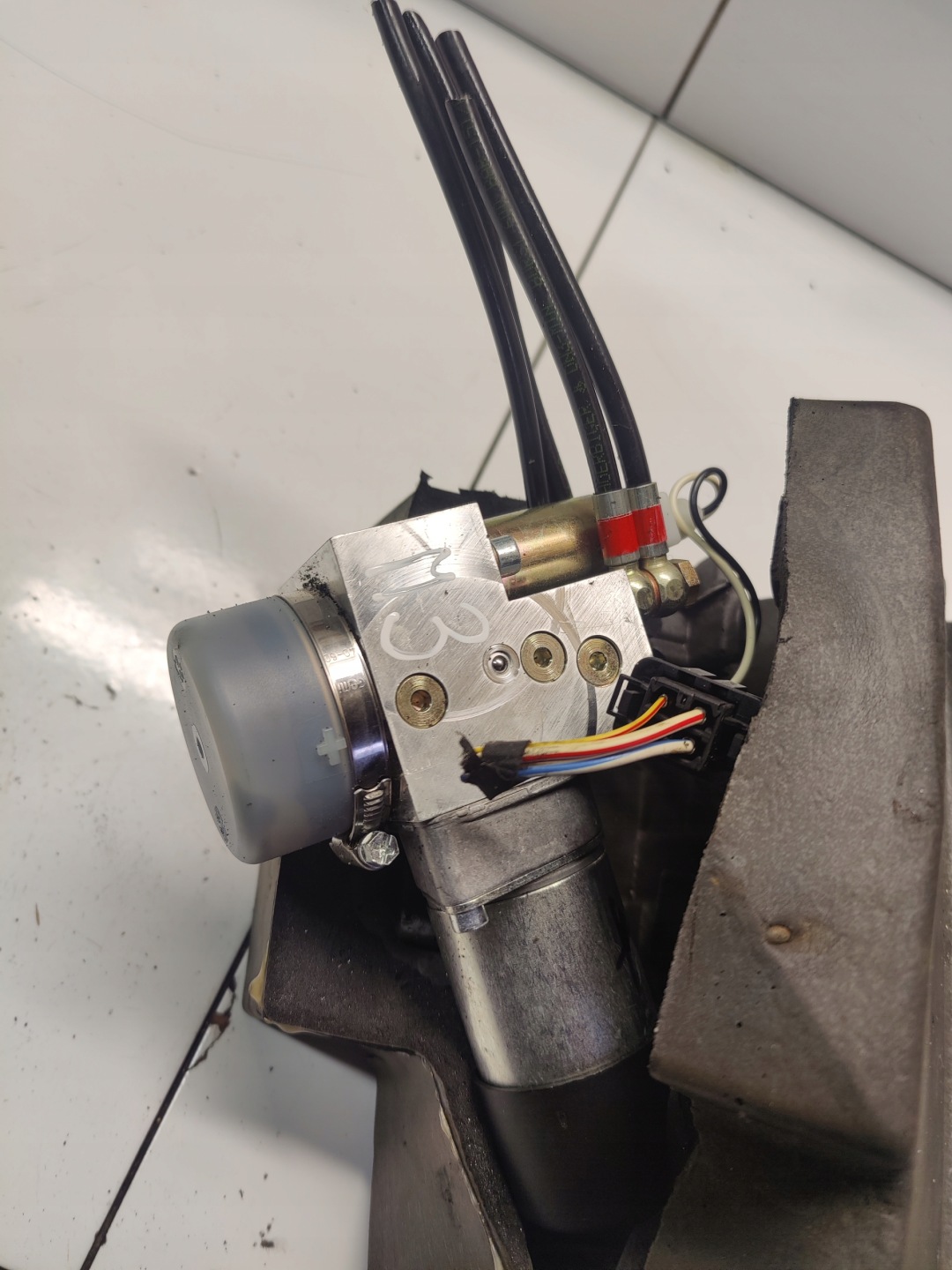 VW PHAETON pump compressor; mechanism bonnet 3D5827785