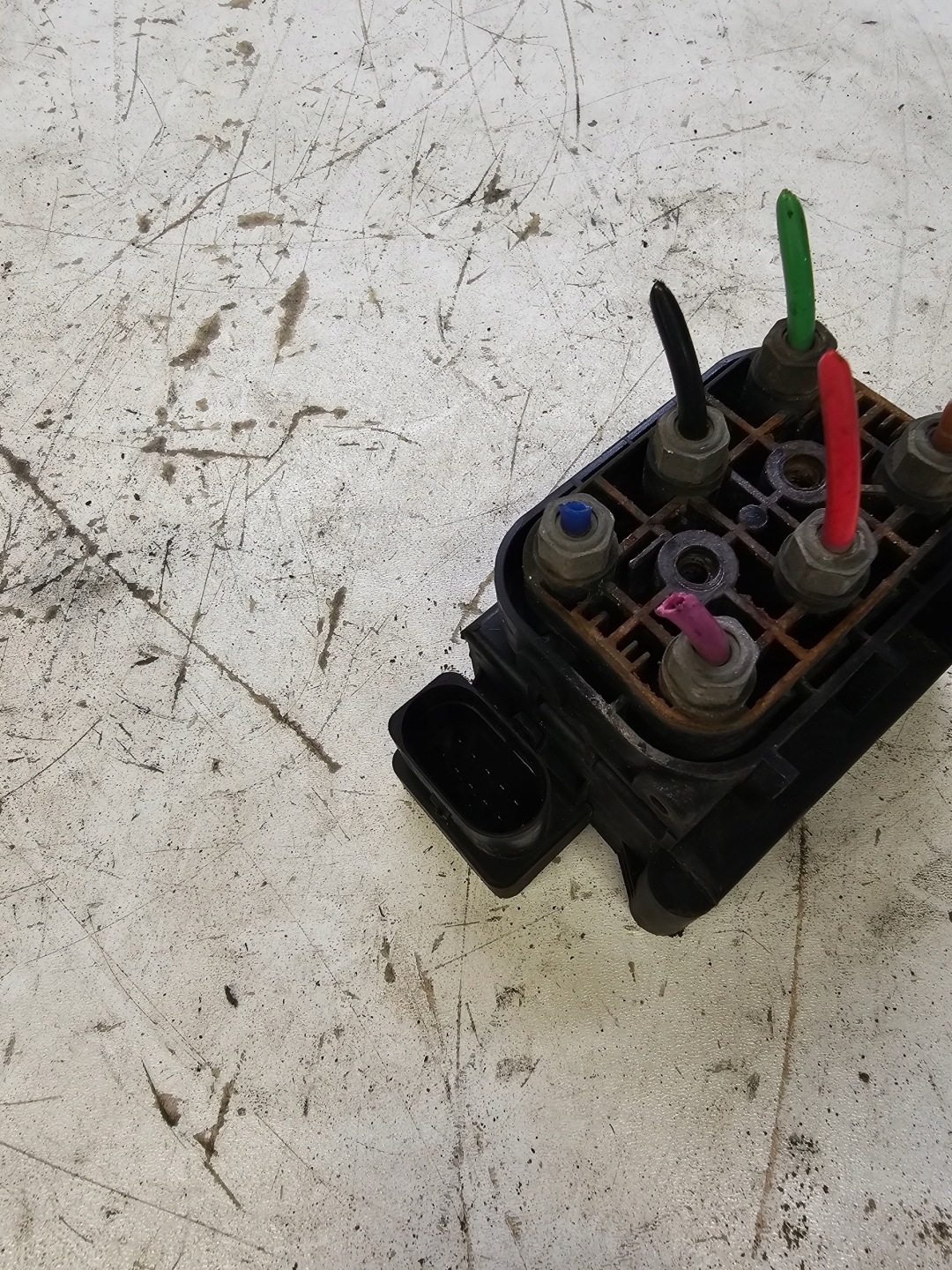 ROZDZIELACZ PNEUMATYKI AUDI A6 C6 4F0616013
