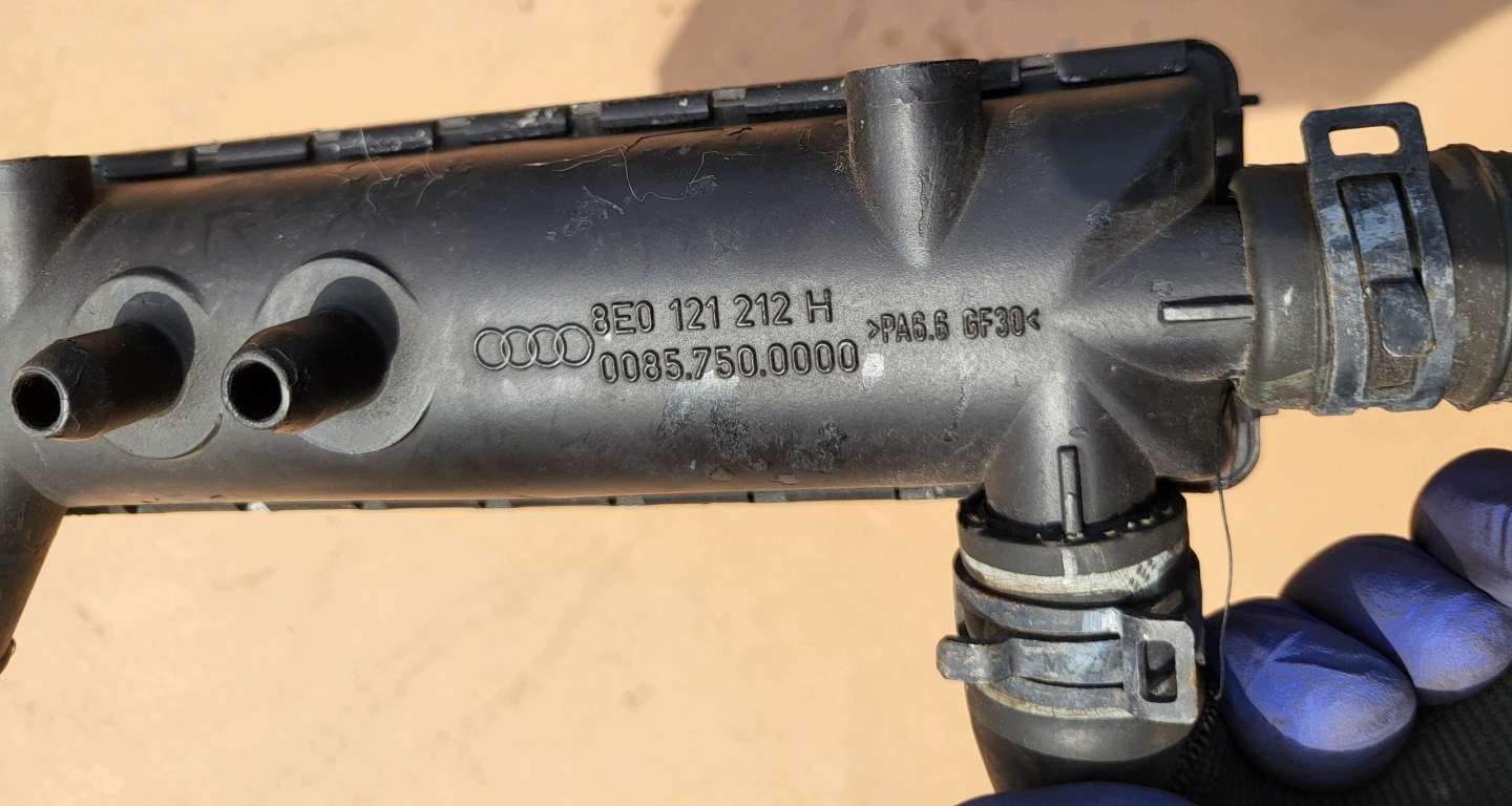 chladič vody RADIATOR hadice AUDI A4 B6 B7 8E RS4 8E0121212H 8E0121058B OE