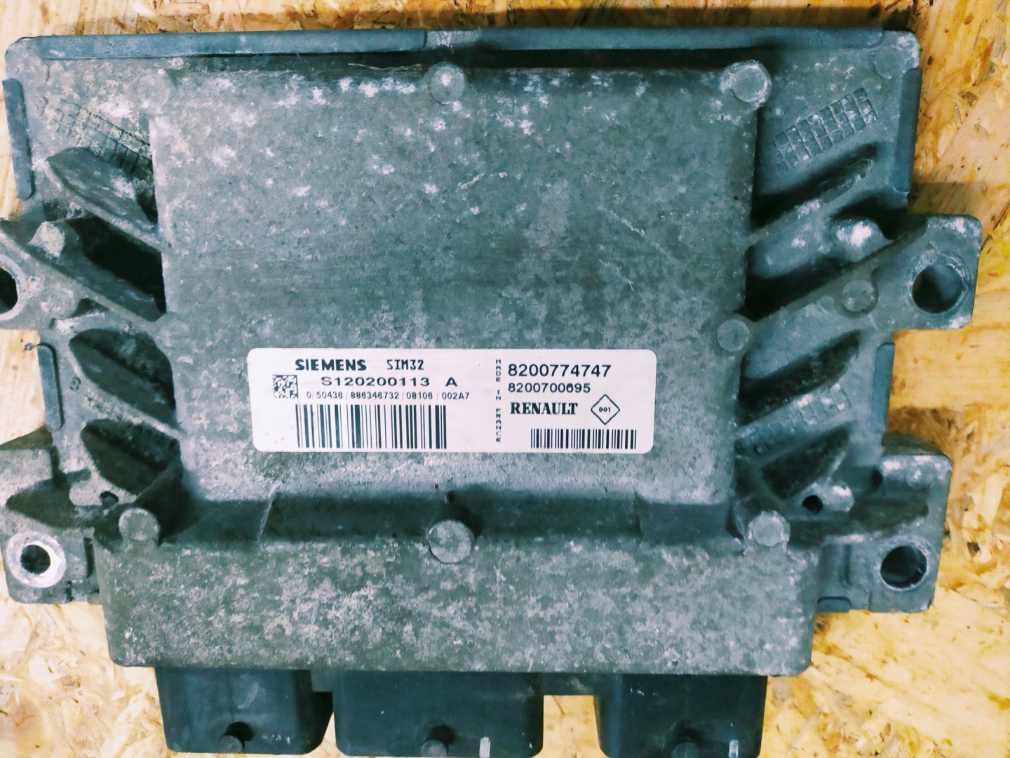 control unit of the engine RENAULT 8200774747