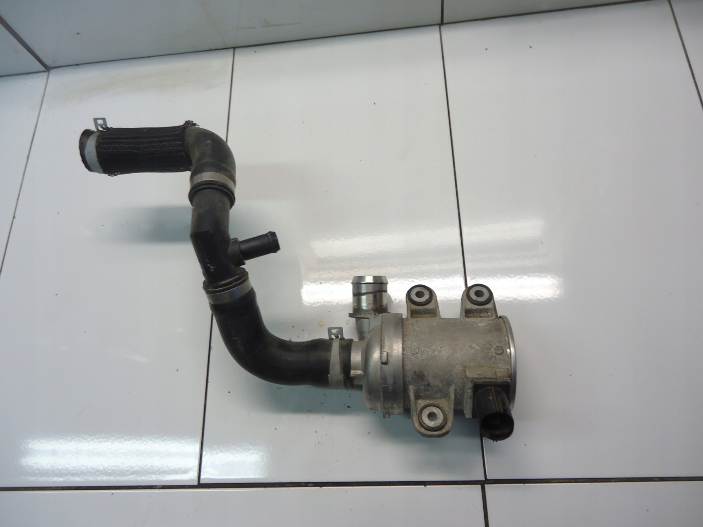 FORD KUGA 2.5 HYB water pump LX6E-8501-AA