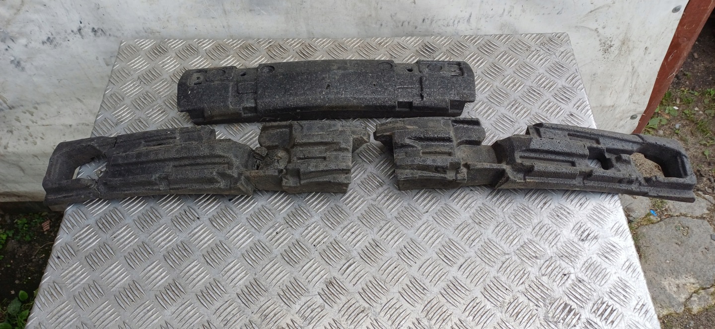 MERCEDES W211 ABSORBER PIANKA Polystyren vorne