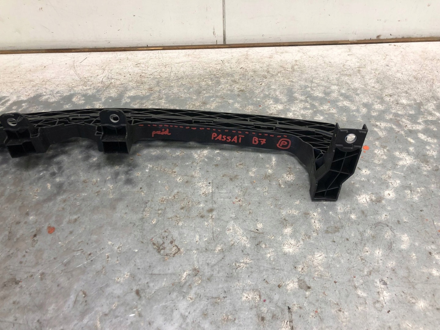 bumper bracket front VW PASSAT B7 3AA807571