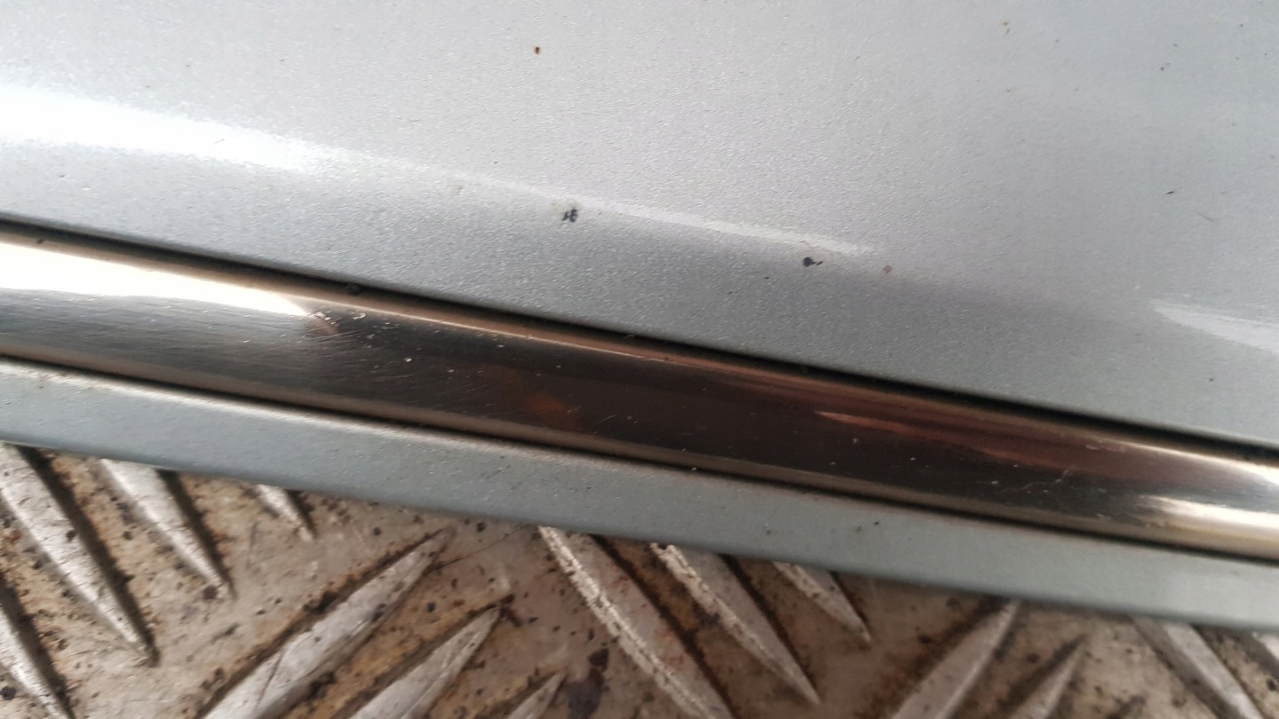 MERCEDES W209 lišta dveře levá pravá 762