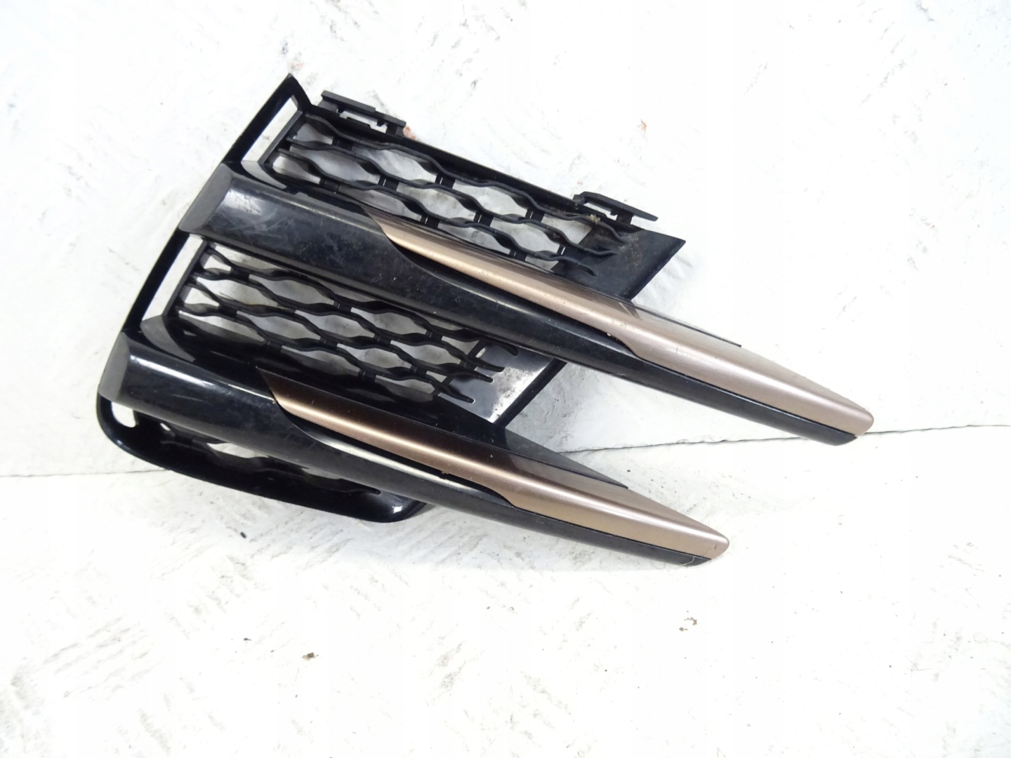 grid of a bumper front front right RANGE ROVER VELAR L560 J8A2-17E853