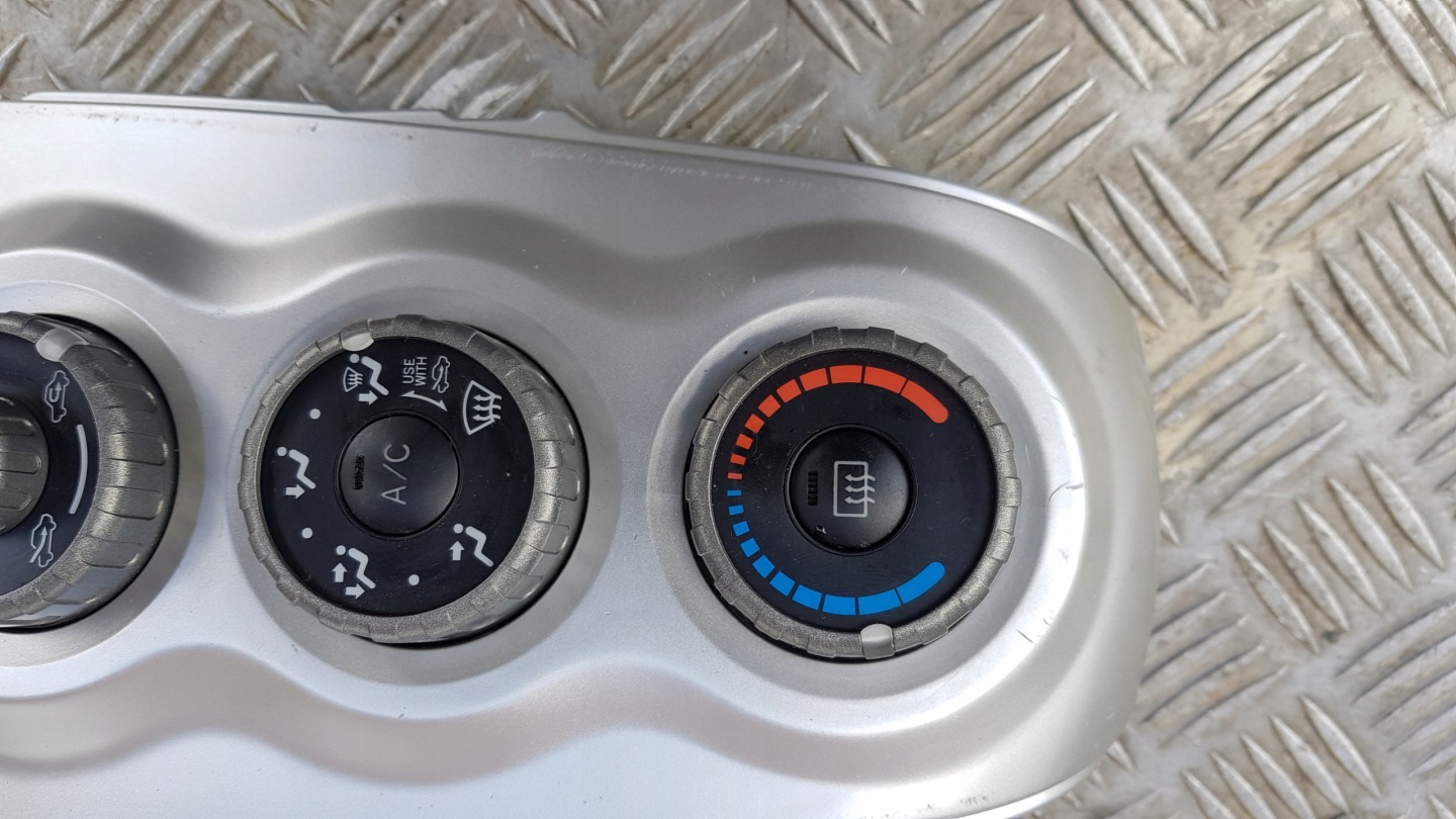 TOYOTA YARIS II PANEL of the air conditioning switch control unit