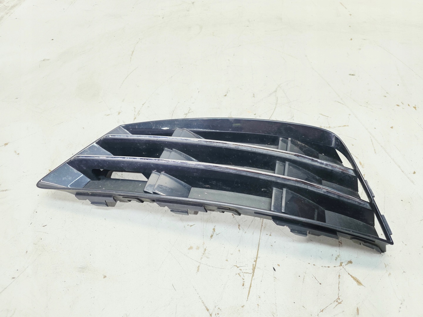 grid grille of a bumper left front AUDI A4 B9 8W0807681R
