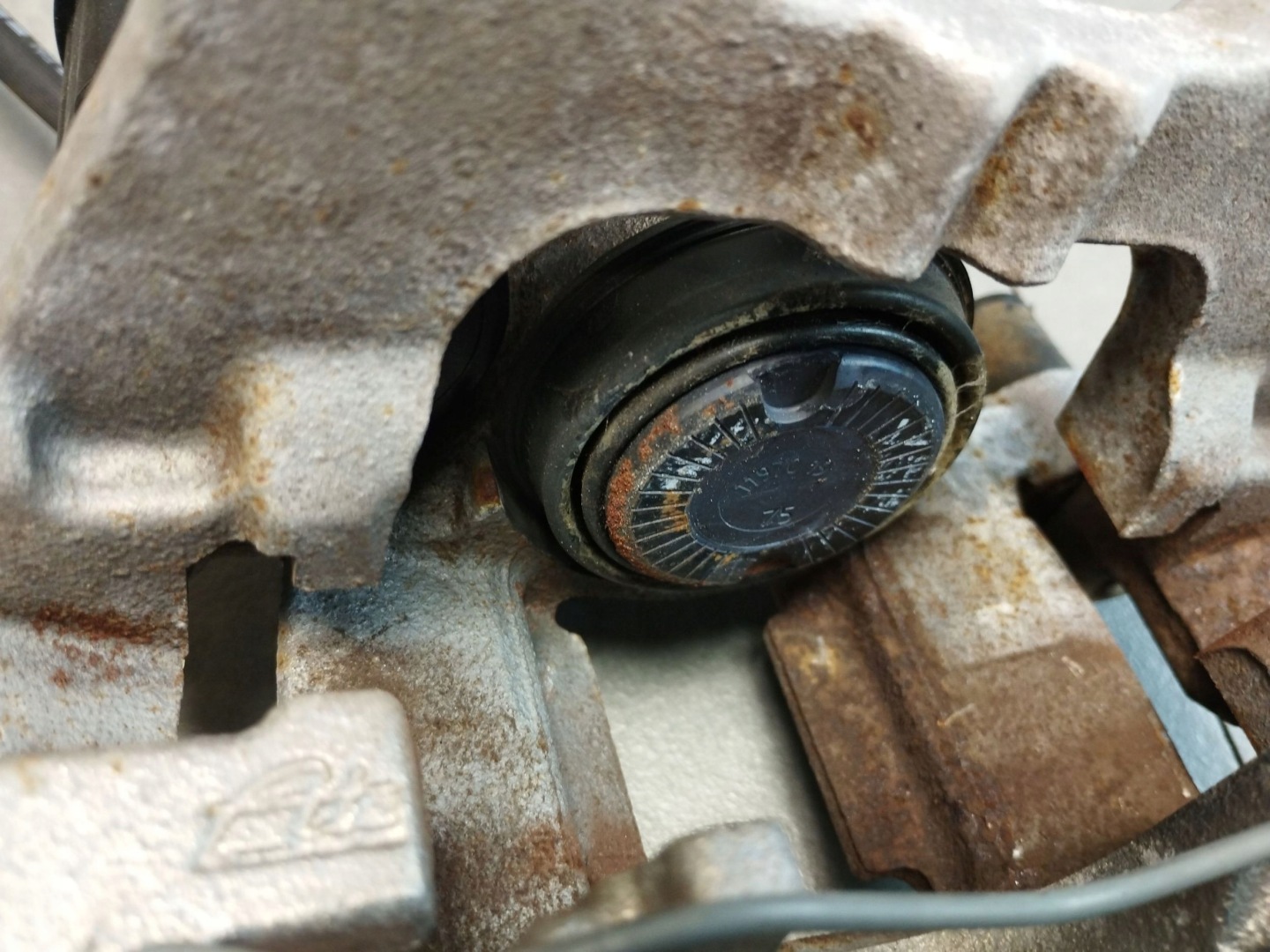 Audi Q3 F3 83A caliper left rear part 3Q0615405AA