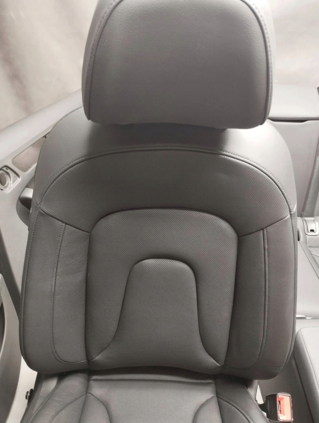 Audi A5 8T seats side leather WENTYLOWANE