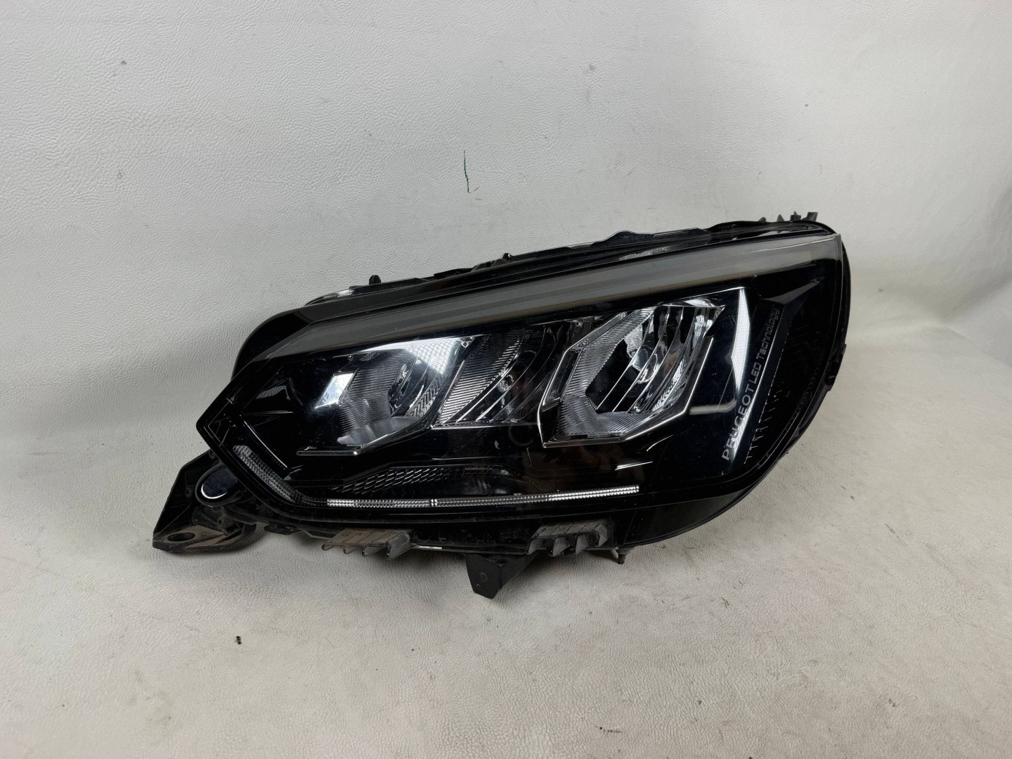 Peugeot 208 2008 19- Lift light left front front
