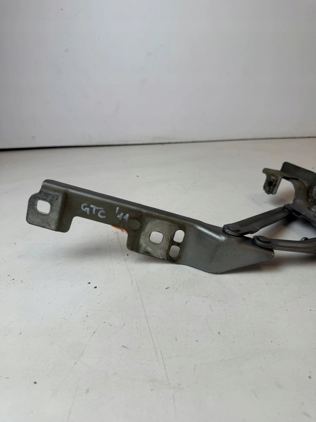 hinge bonnets front front right Opel Astra IV J