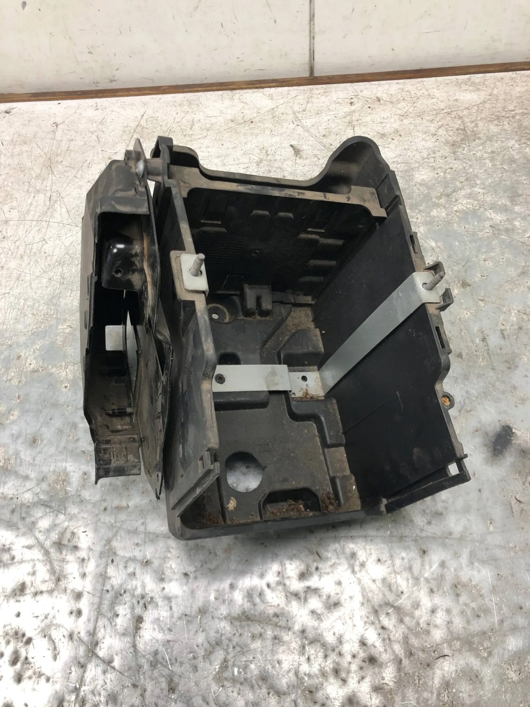 obal akumulátoru FORD FIESTA MK7 8V21-10723-BC 8V21-12A692-DA