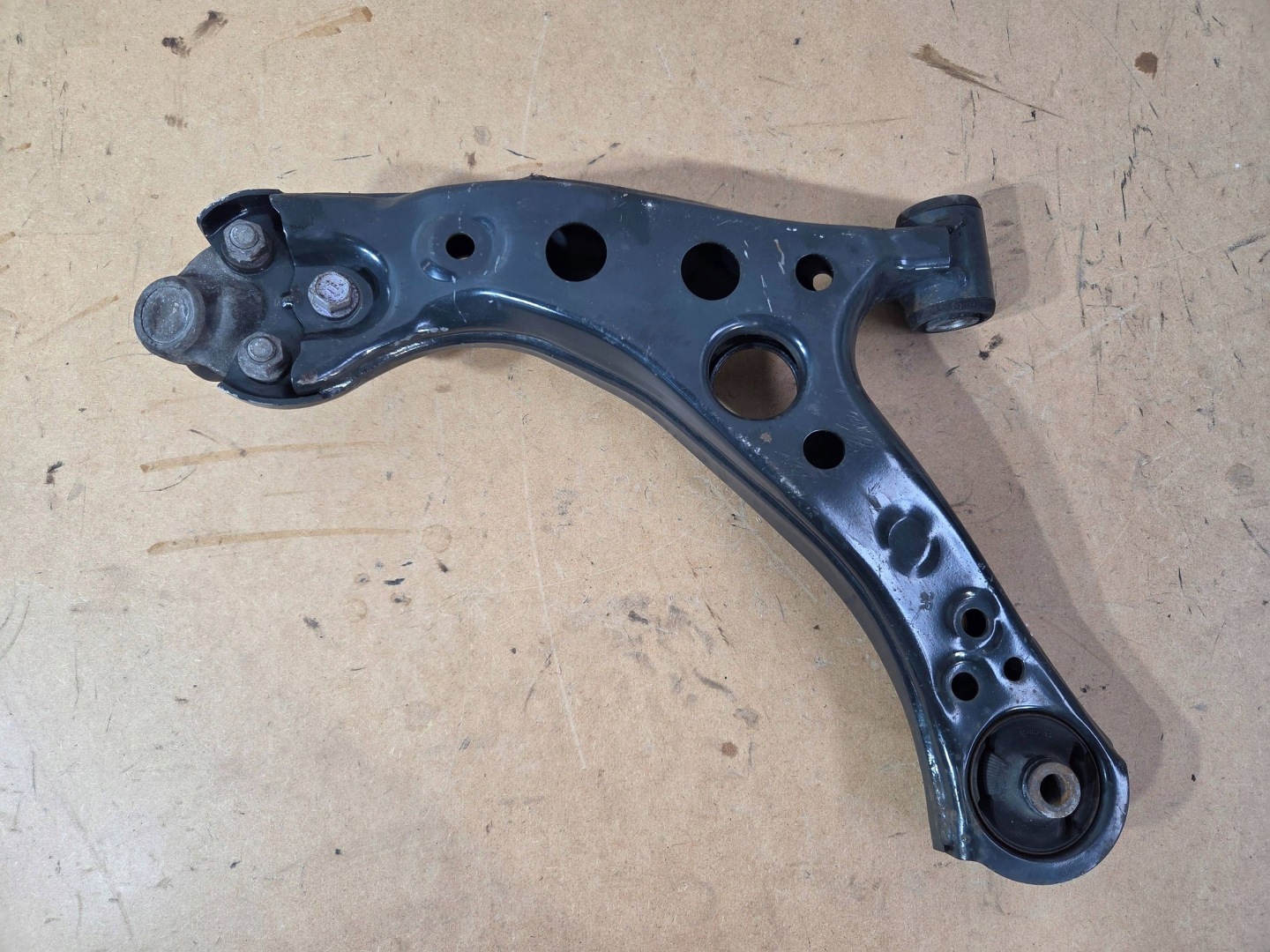 Toyota Corolla E21 1,8Hybrid arm front right (Q811)