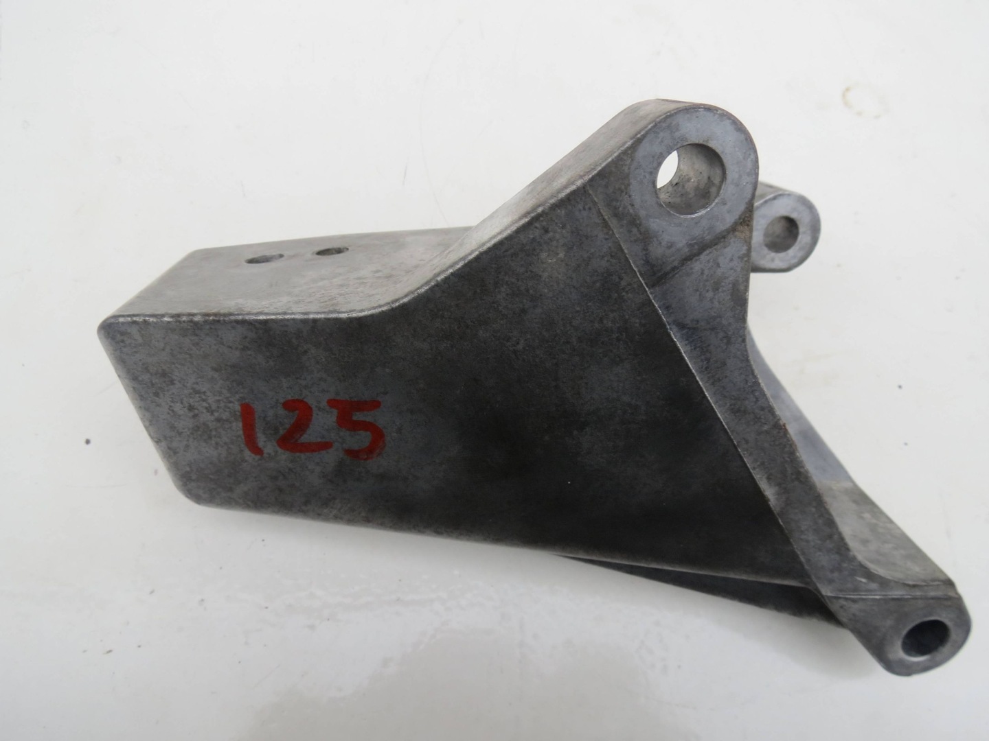 holder engine mount VOLVO XC90 V8 4.4 8683730