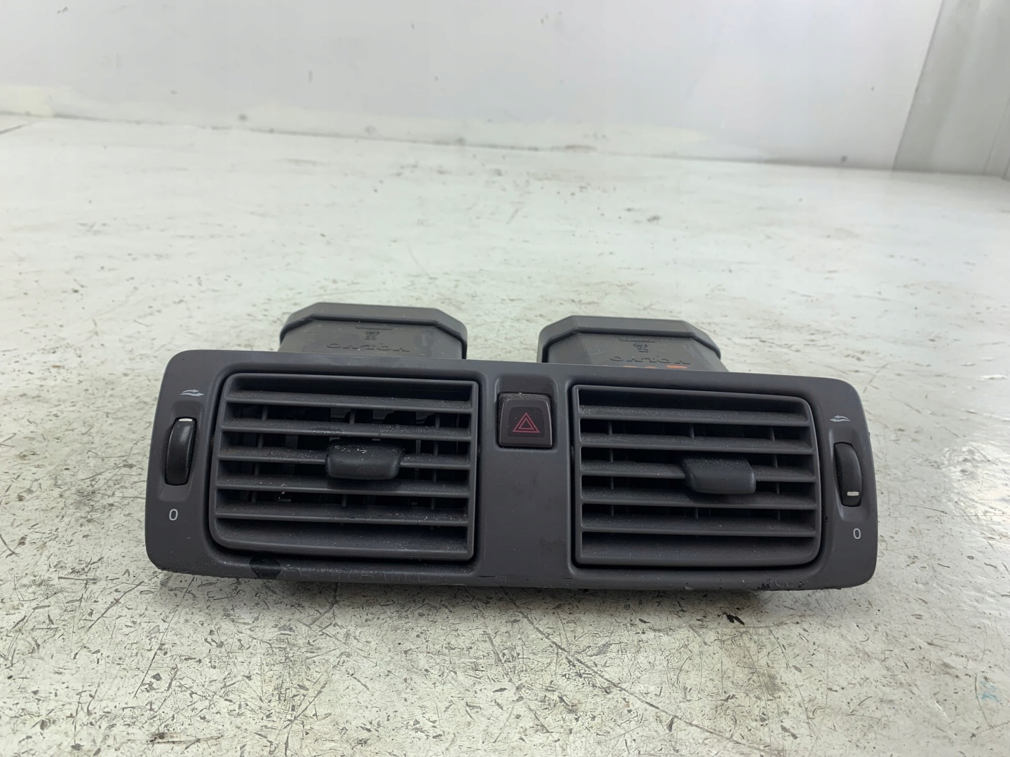 VOLVO V50 II grid air conditioning devices central