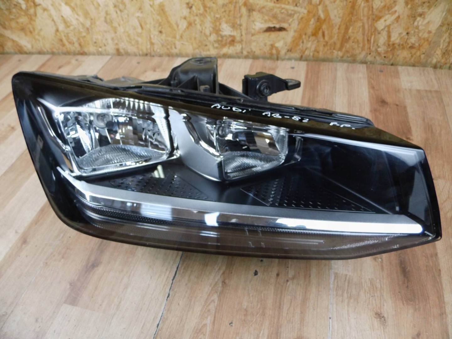 Audi Q2 2016+ light right front front right 81A 941 004