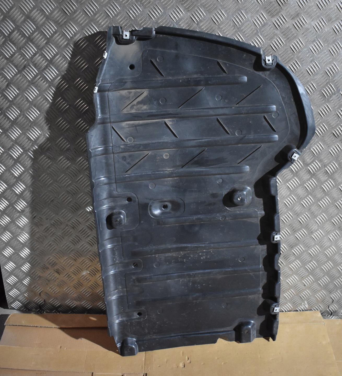 IDEALNA cover chassis MERCEDES W214 1 9
