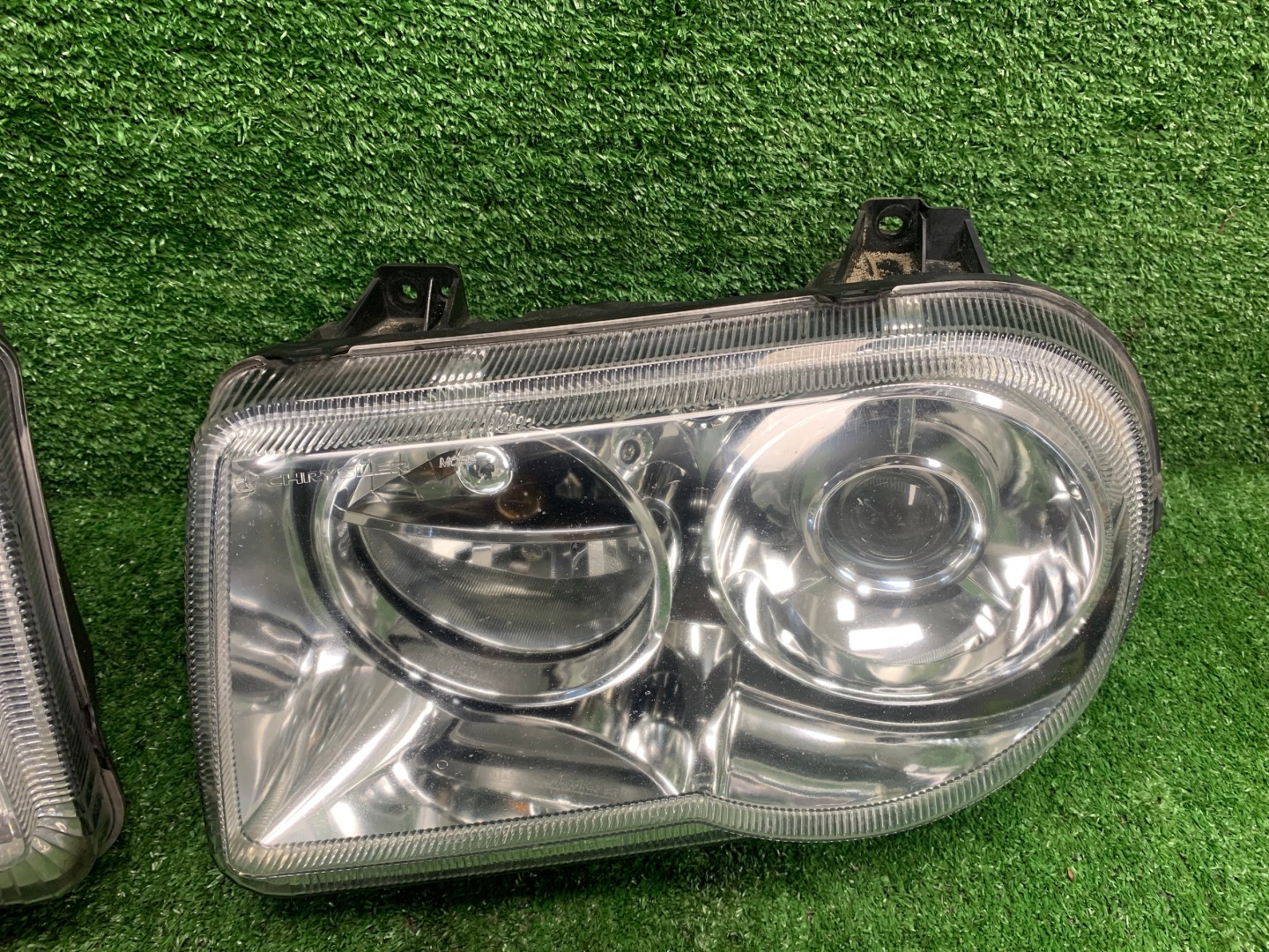 light left front Chrysler 300C 04-12 Xenon 57010761aa