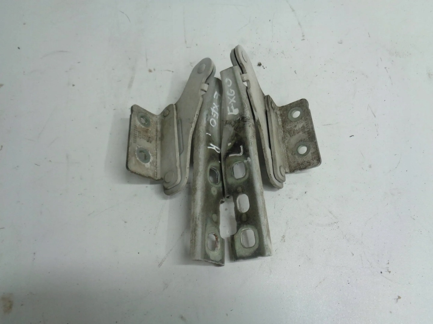 SEAT EXEO HINGE BONNETS RIGHT LEFT KOMPLET 3R0823302A 08-14R